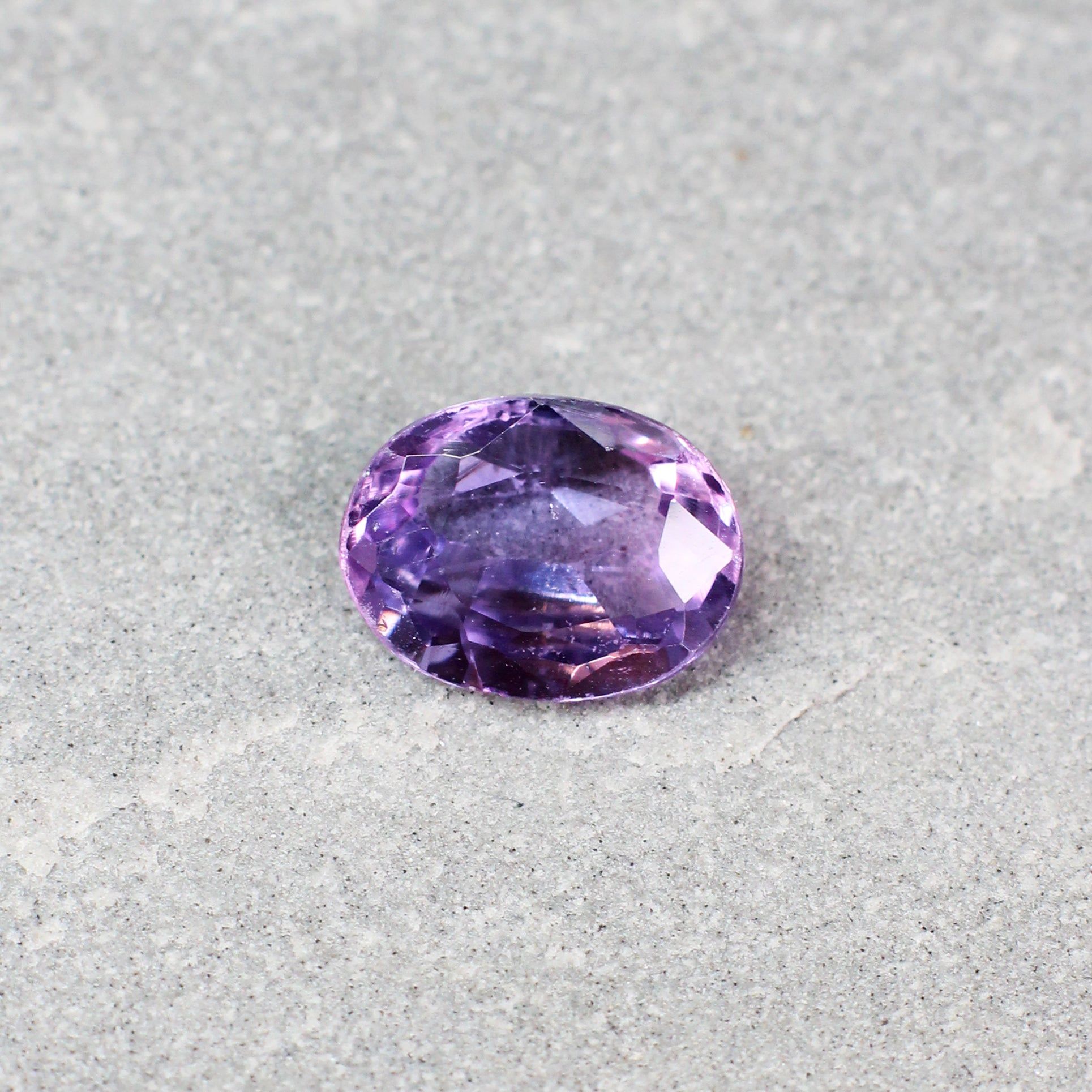 SAPPHIRE FACETED 2.56ct BI_COLOR Light EC SRILANKA NONE