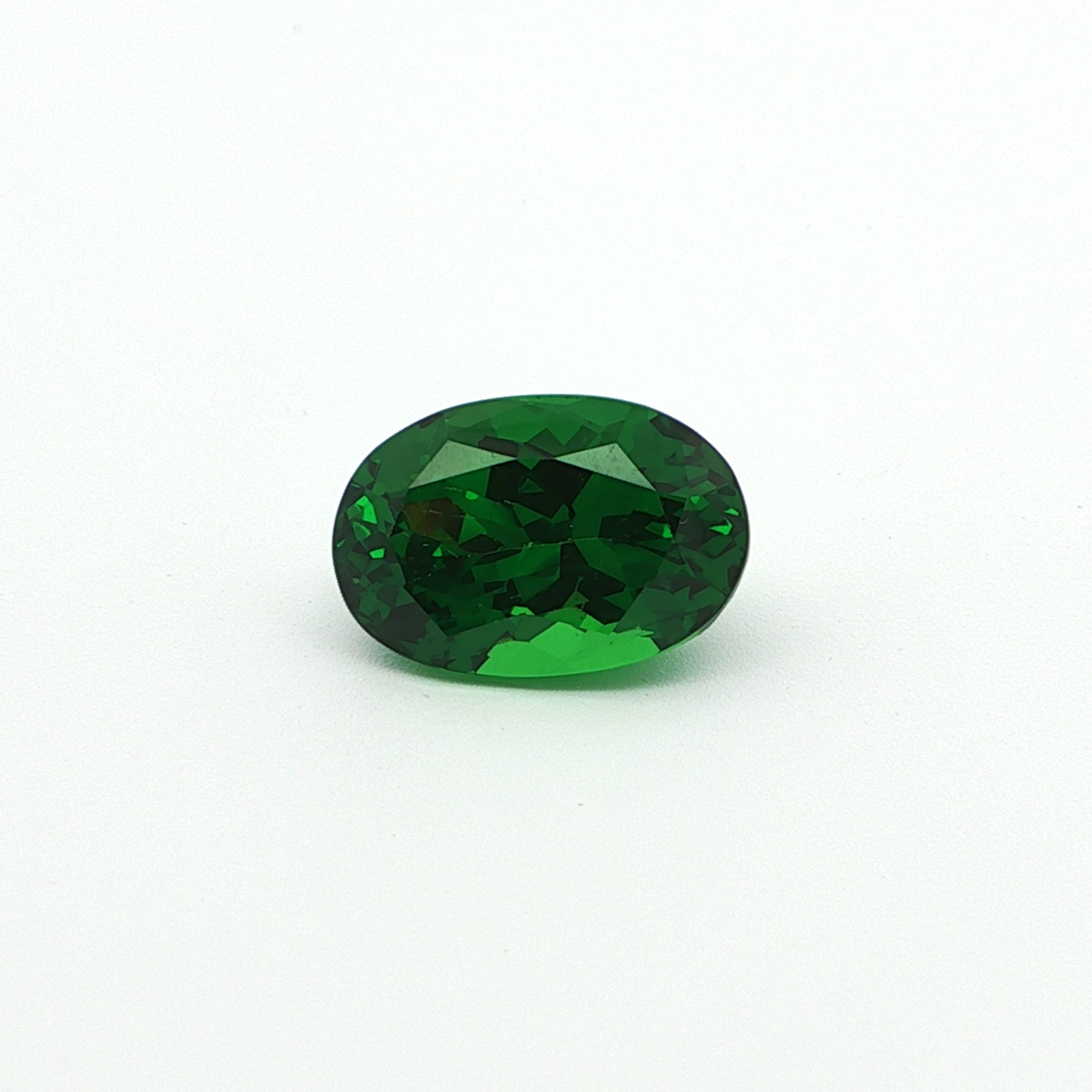 Granat 5,48 ct, zielony, szlif owalny