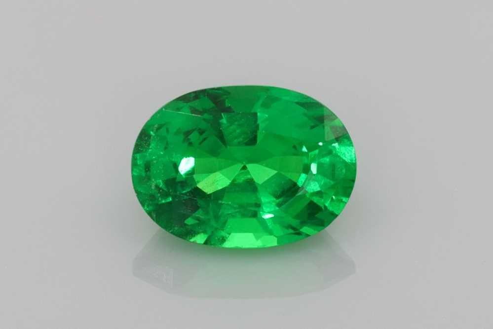 Granat 1,37 ct, zielony, szlif owalny