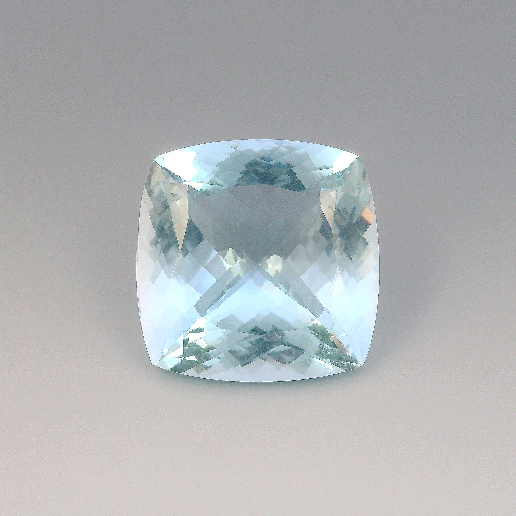 Akwamaryn 21,89 ct, niebieski, szlif cushion