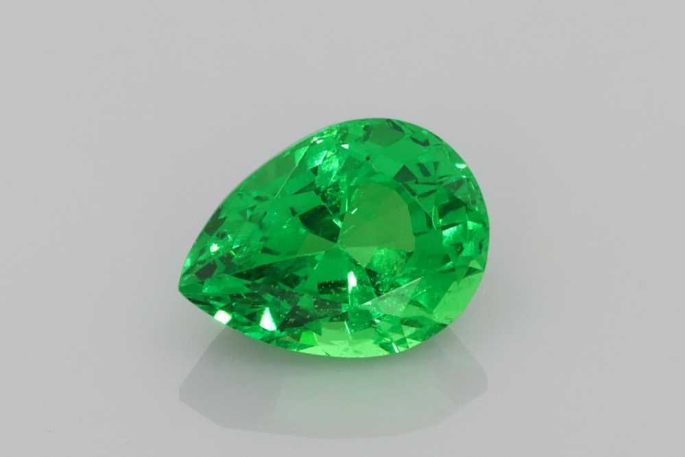 Granat 1,37 ct, zielony, szlif gruszka
