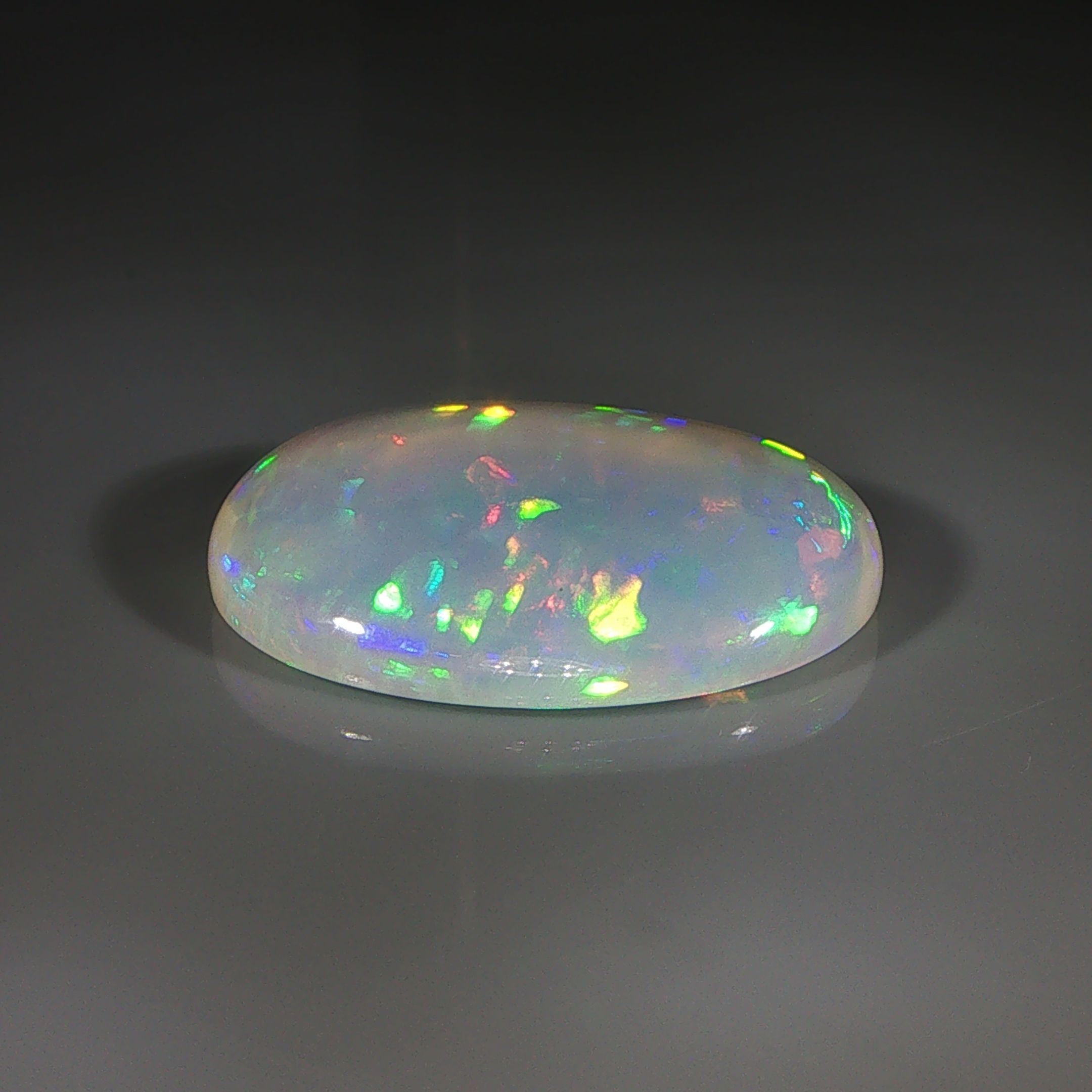 Opal 13,90 ct, biały, kaboszon