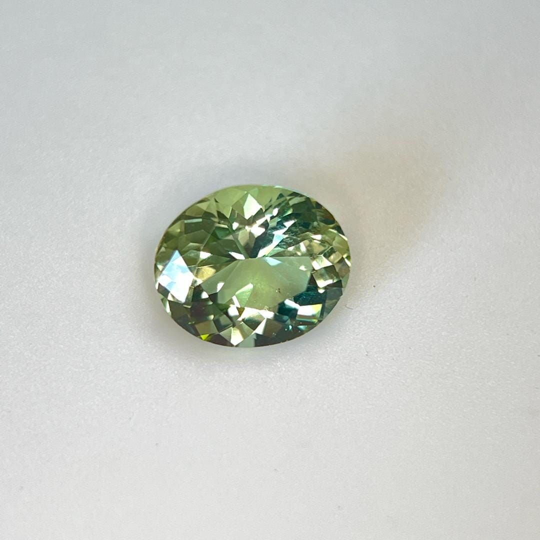 Beryl 2,54 ct, zielony, szlif owalny