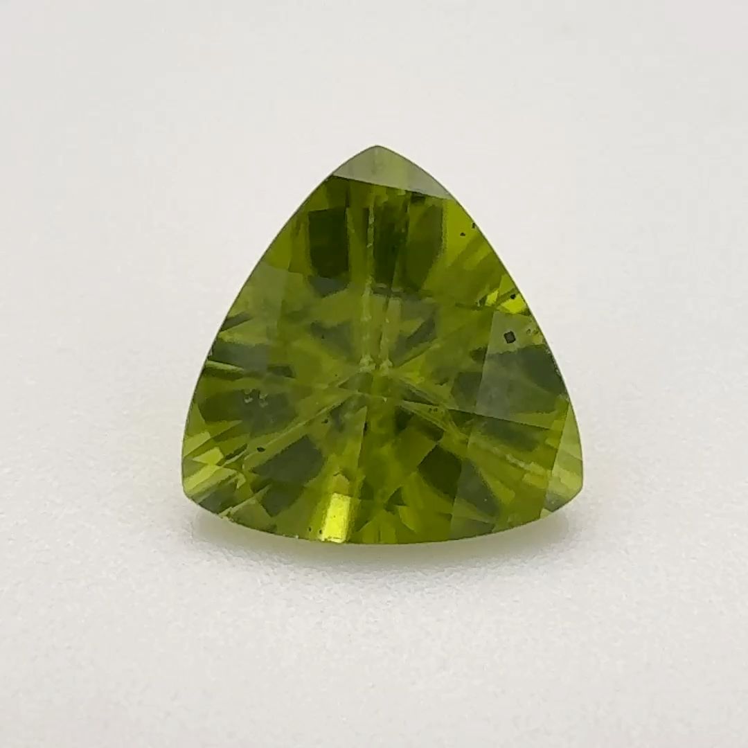 Perydot 2,55 ct, zielony, szlif trilliant