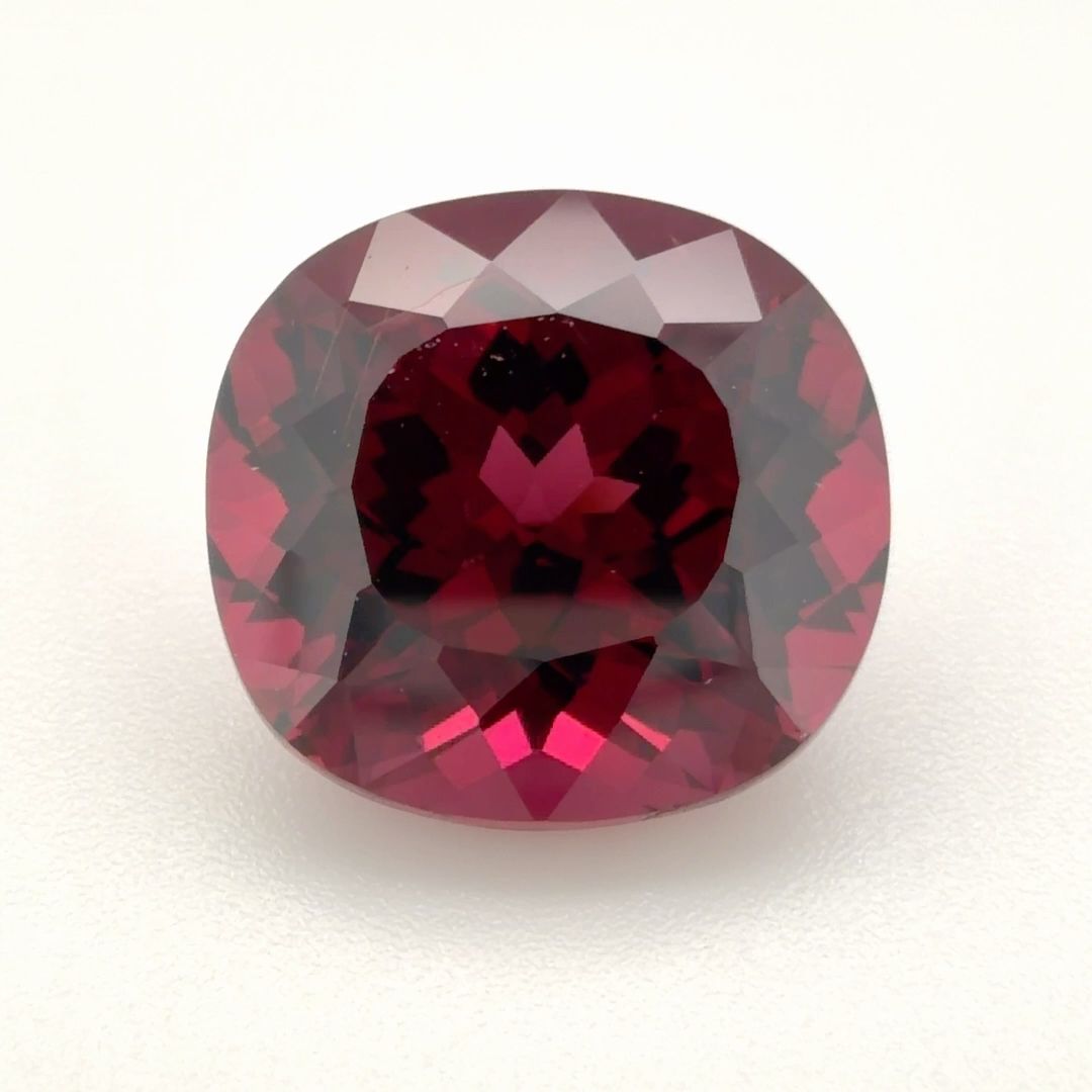 Granat 5,46 ct, czerwony, szlif cushion