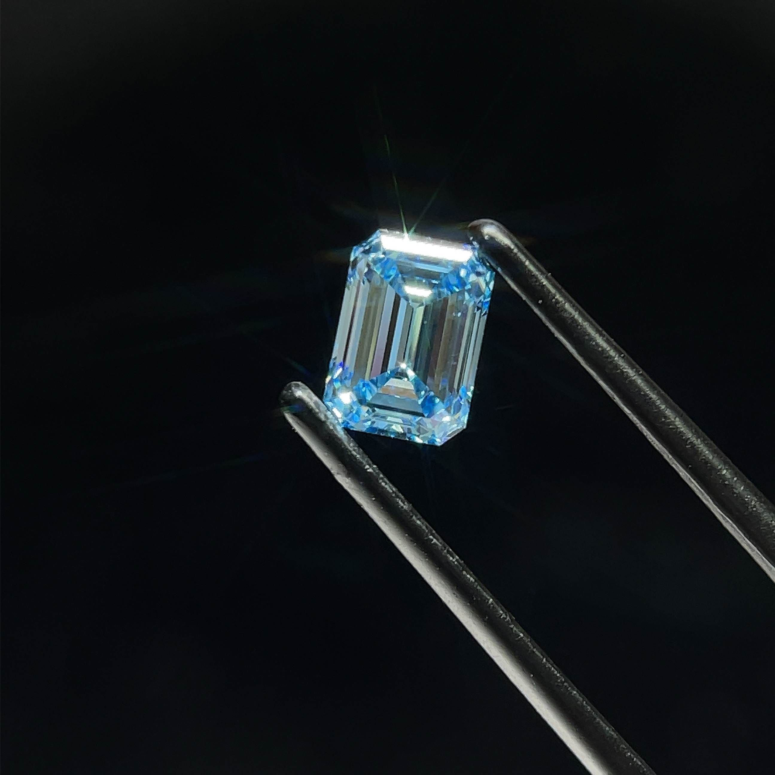 0.94 CT Fancy Vivid Blue EMERALD