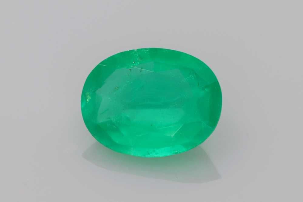 Szmaragd 1,38 ct, zielony, szlif owalny