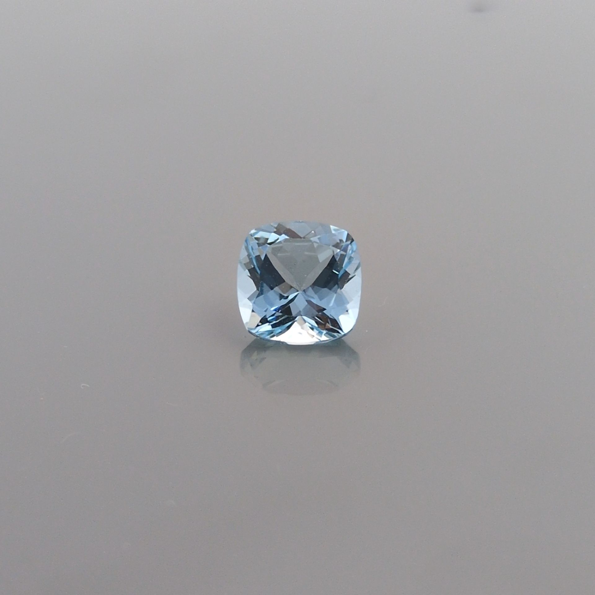 Akwamaryn 1,63 ct, niebieski, szlif cushion