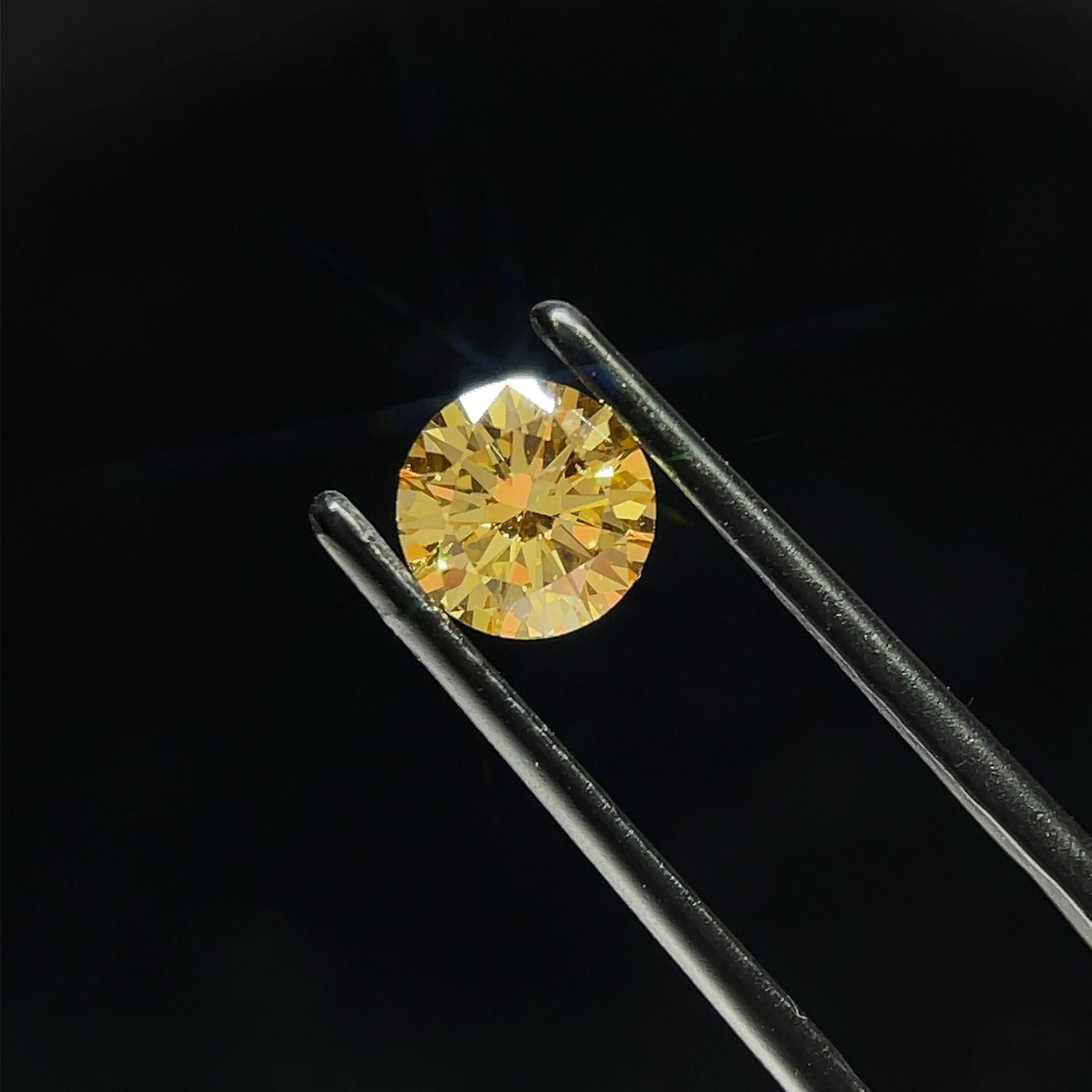 0.89 CT Fancy Vivid Yellow ROUND