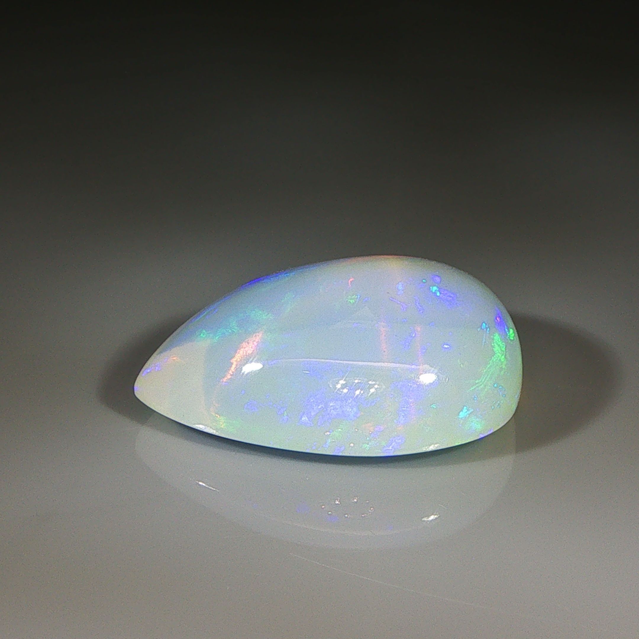 Opal 19,95 ct, biały, kaboszon