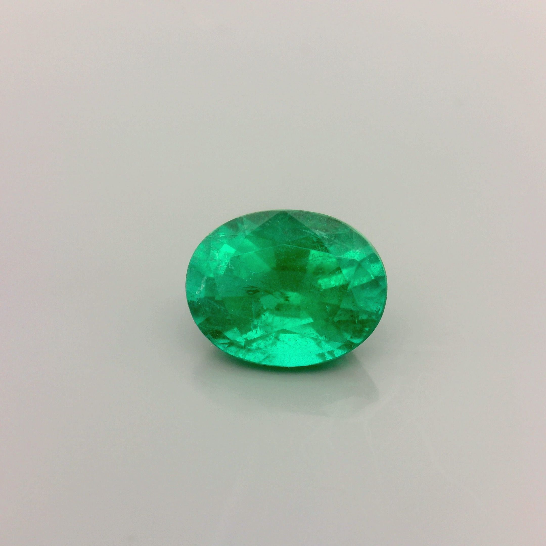 Szmaragd 2,03 ct, zielony, szlif owalny
