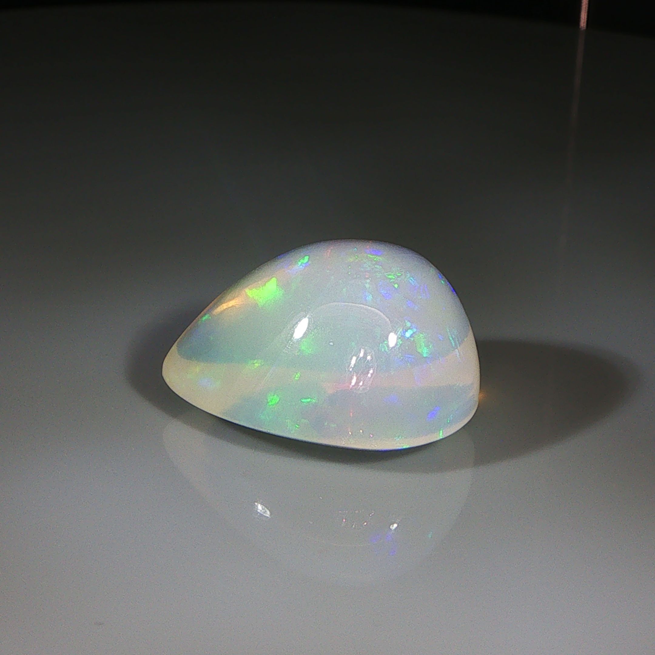Opal 18,61 ct, biały, kaboszon