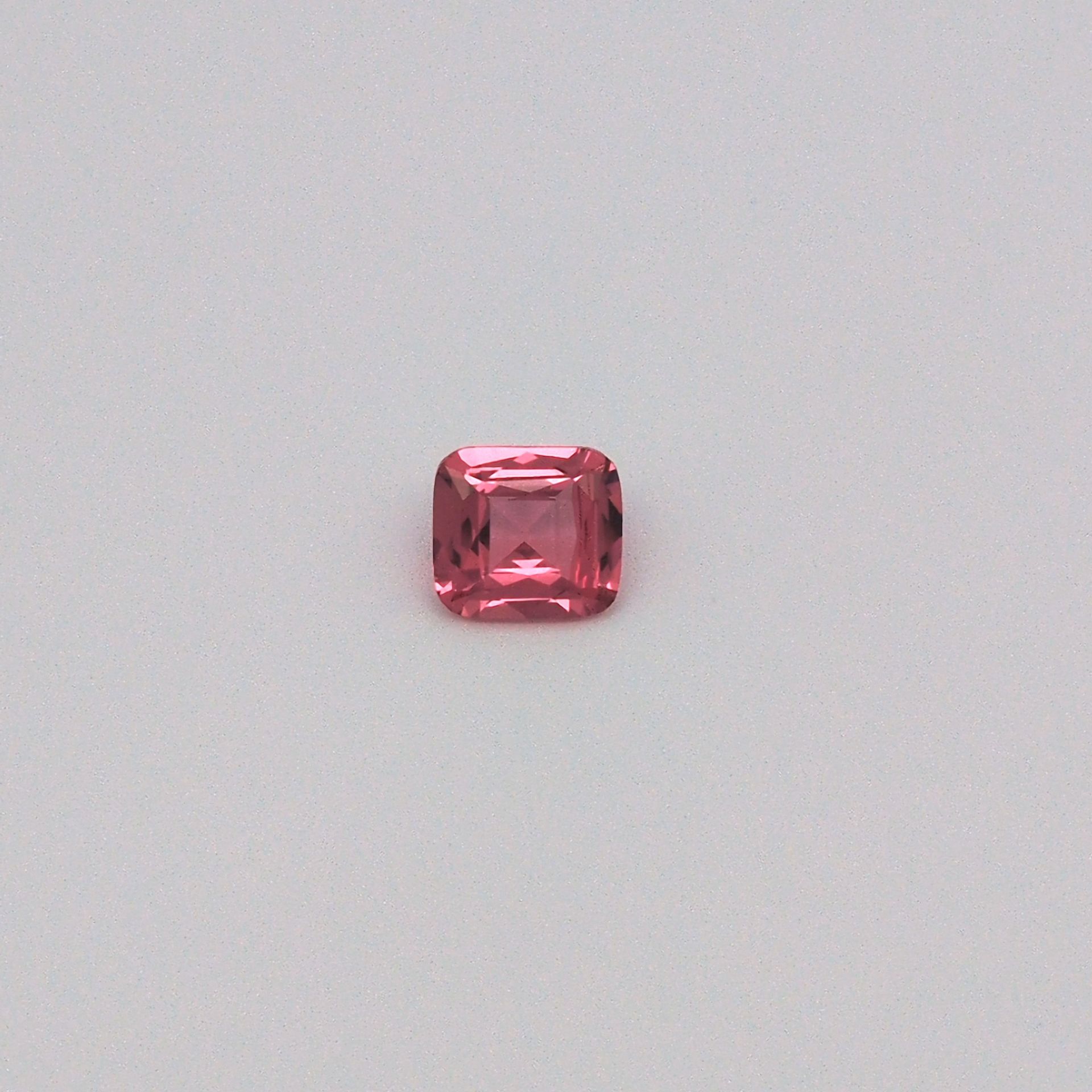 Spinel 1,56 ct, czerwony, szlif cushion