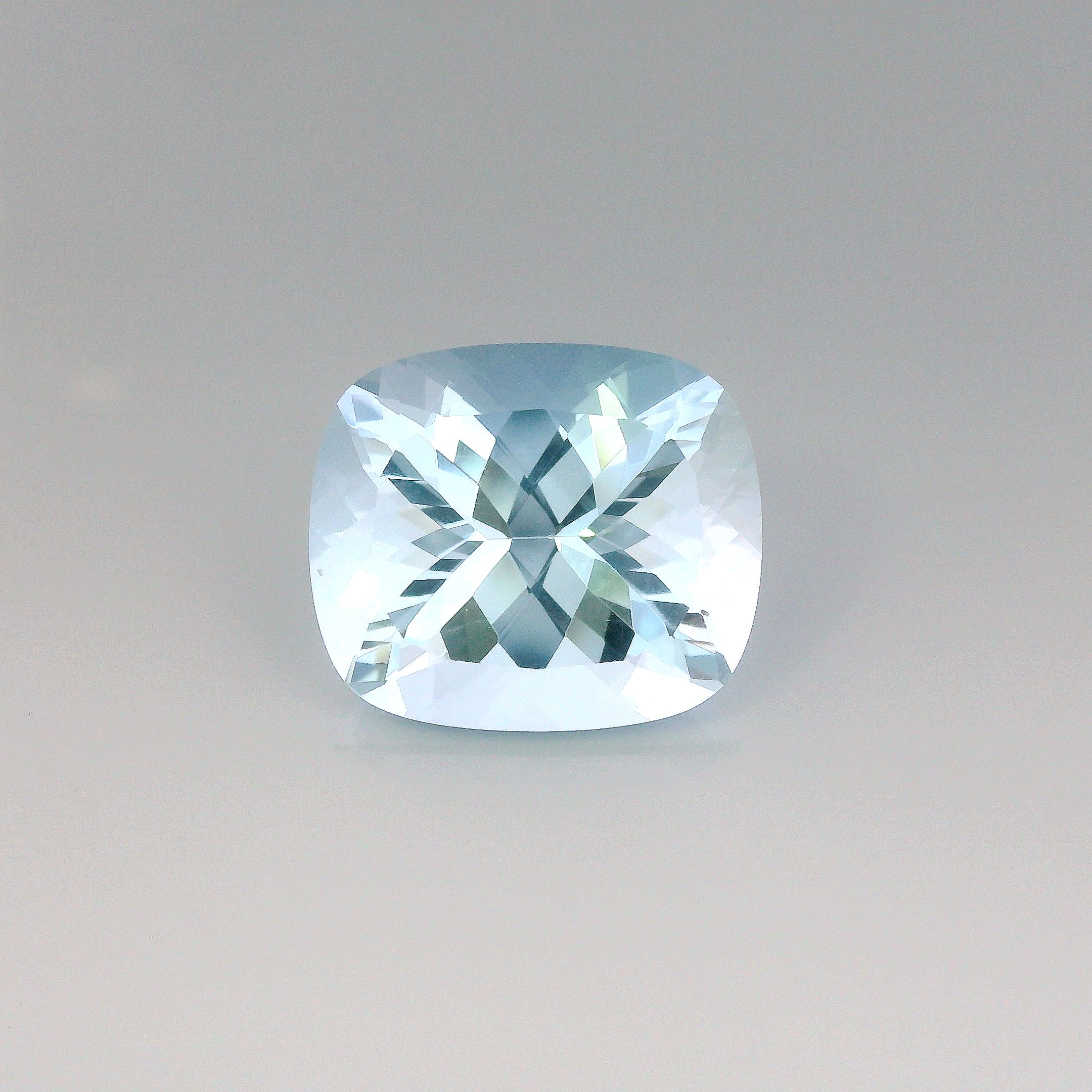 Akwamaryn 12,68 ct, niebieski, szlif cushion
