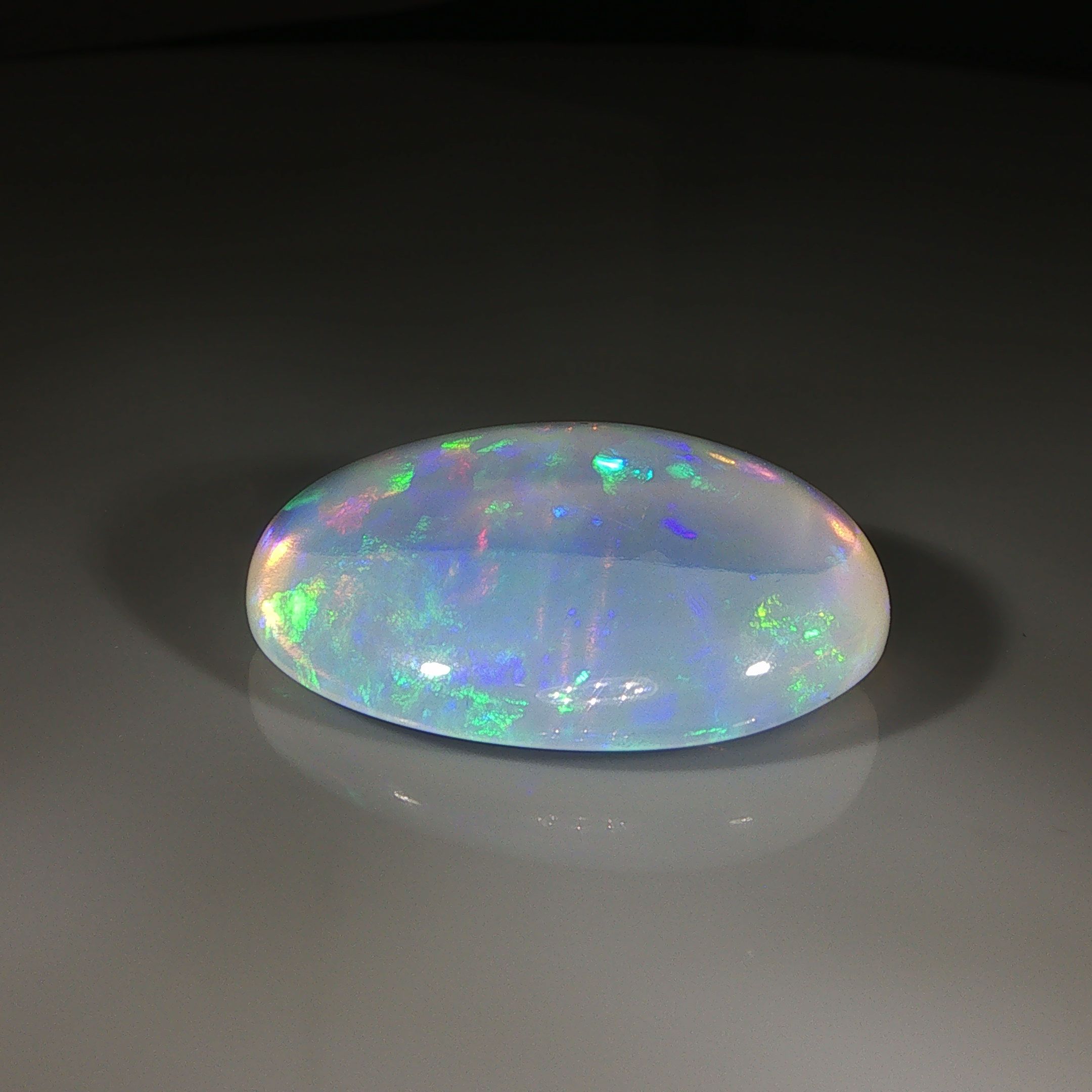 Opal 24,98 ct, biały, kaboszon