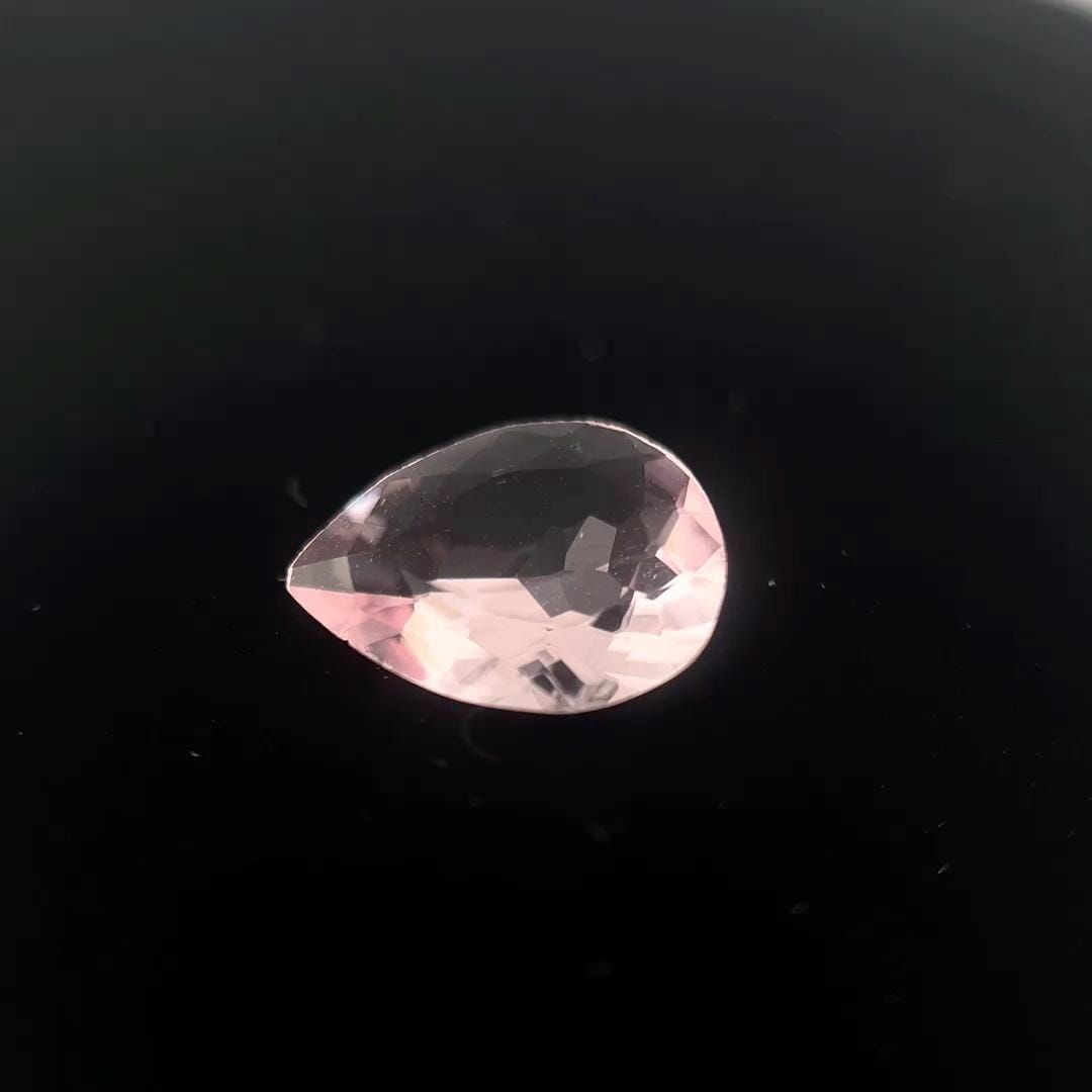 Morganit 1,36 ct, różowy, szlif gruszka