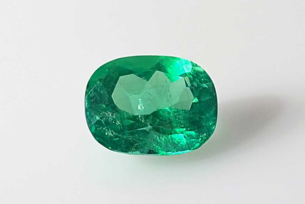 Szmaragd 3,96 ct, zielony, szlif cushion