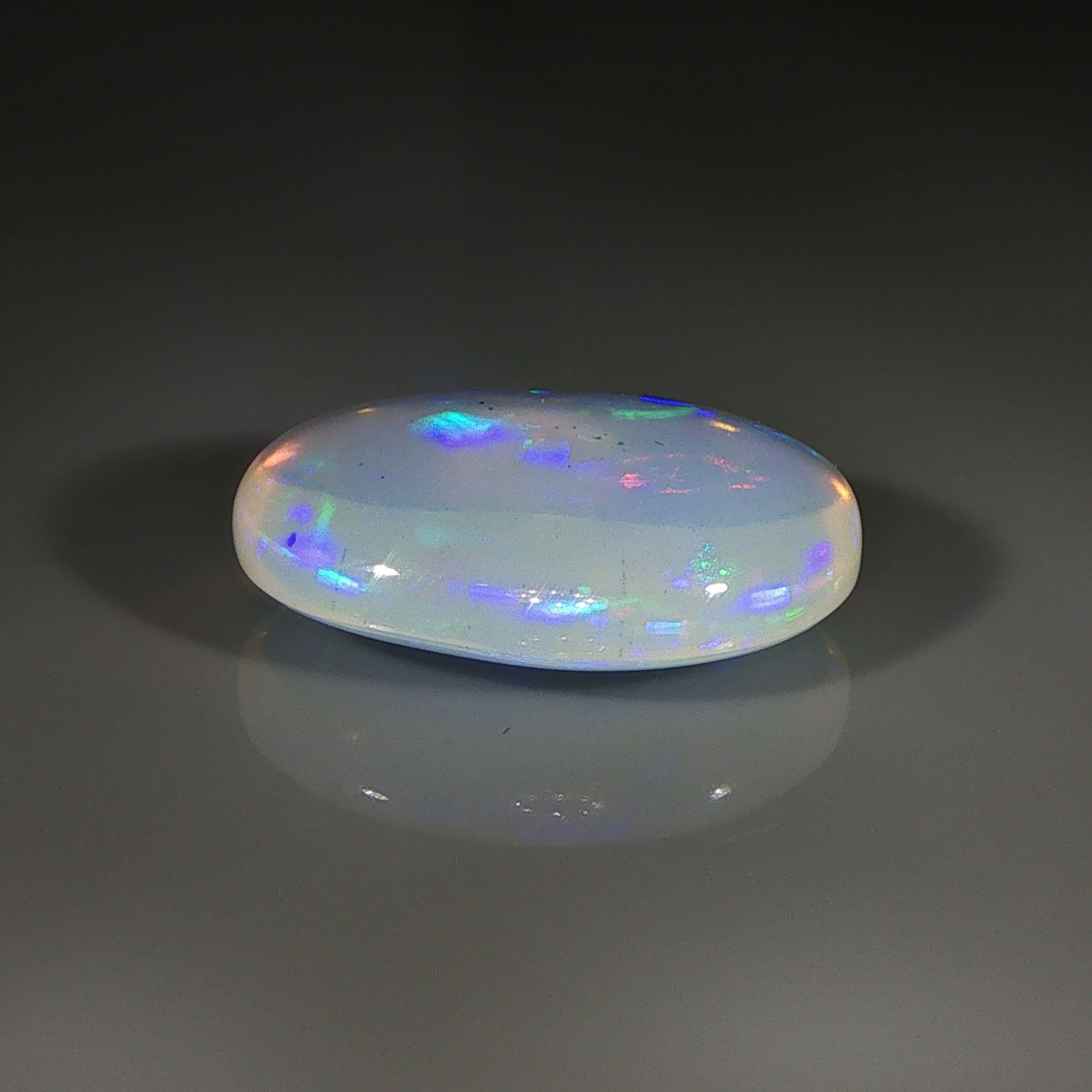 Opal 16,47 ct, biały, kaboszon