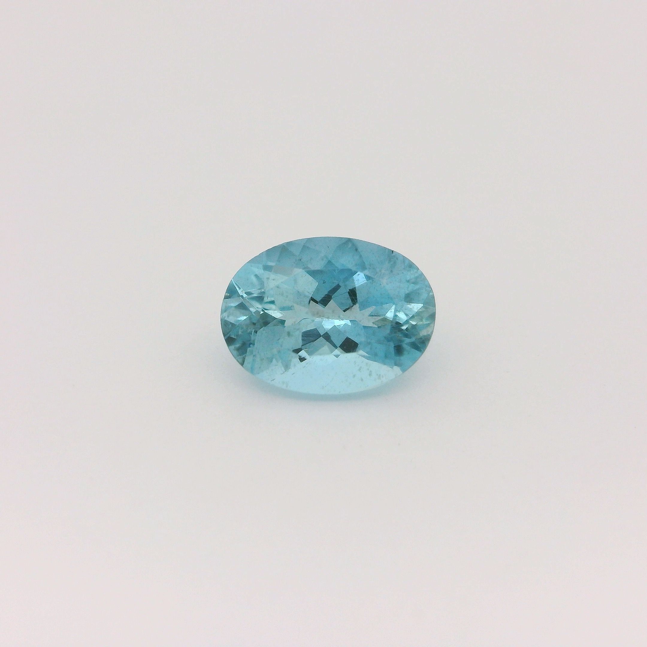 Akwamaryn 1,37 ct, niebieski, szlif owalny