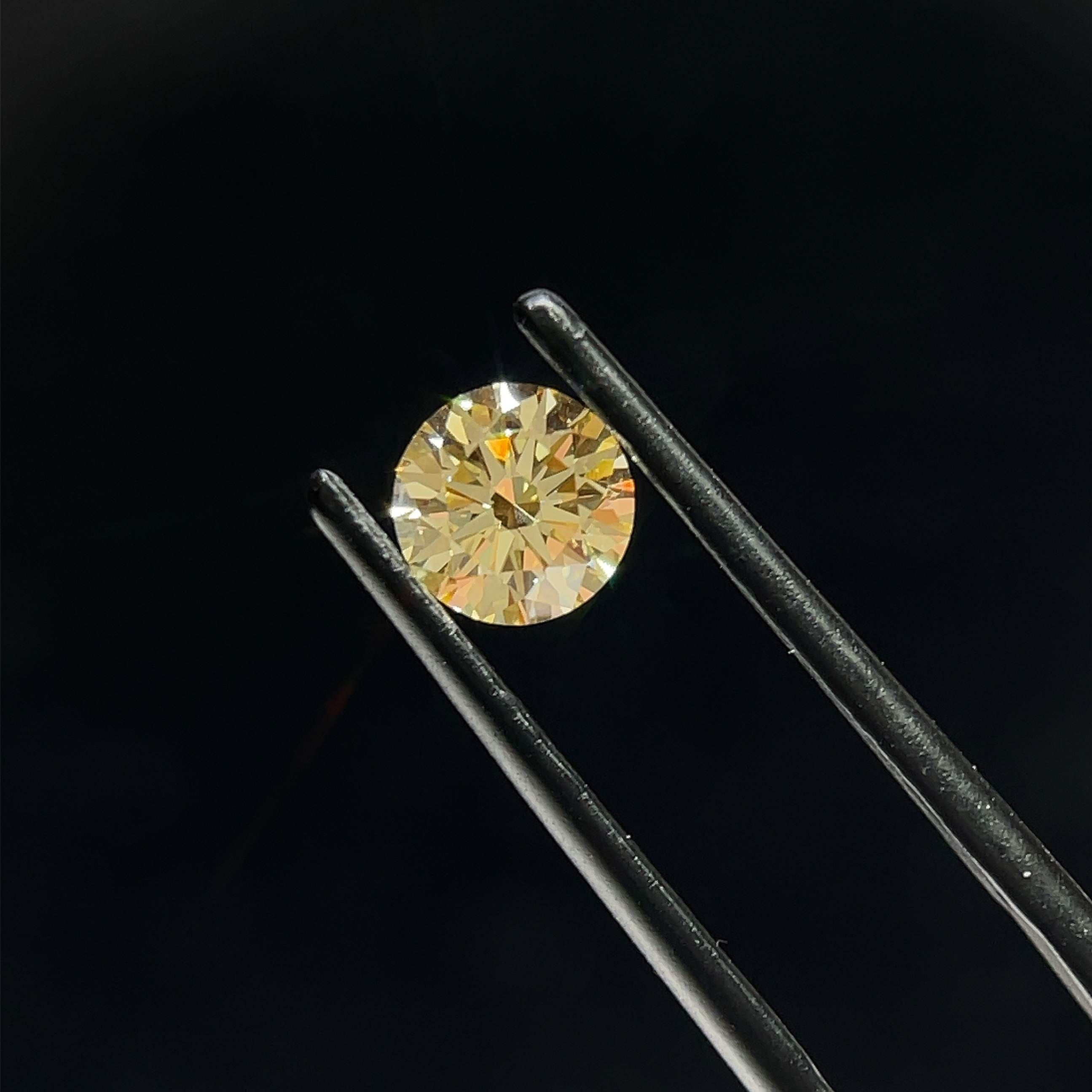 0.7 CT Fancy Yellow ROUND