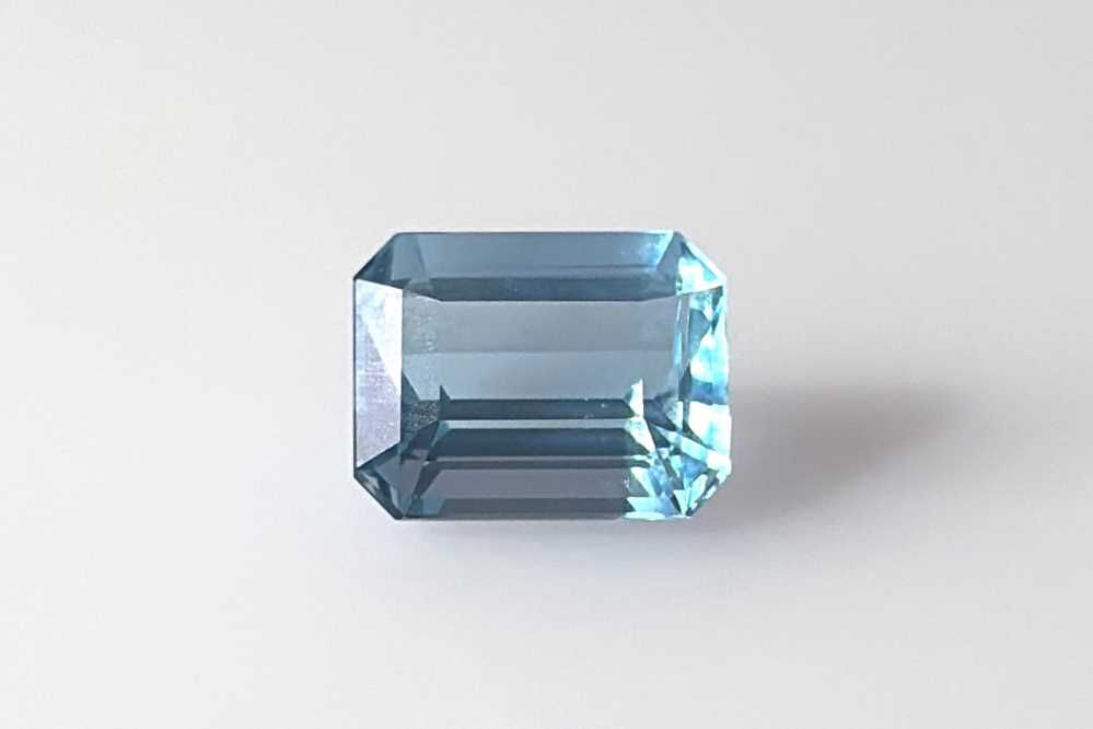 Akwamaryn 2,45 ct, niebieski, szlif szmaragdowy