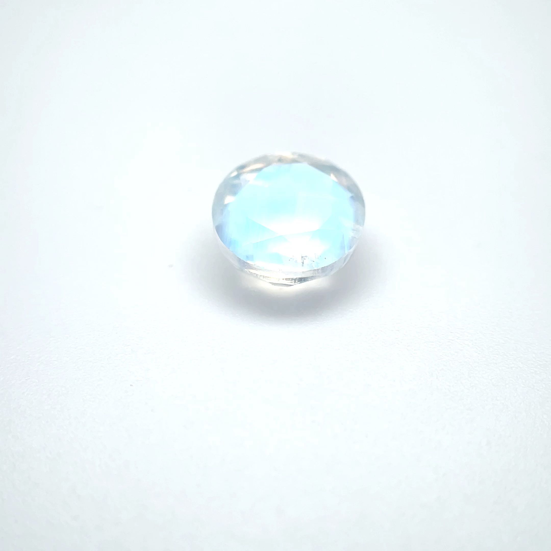 Kamień księżycowy 1,55 ct, biały, szlif okrągły