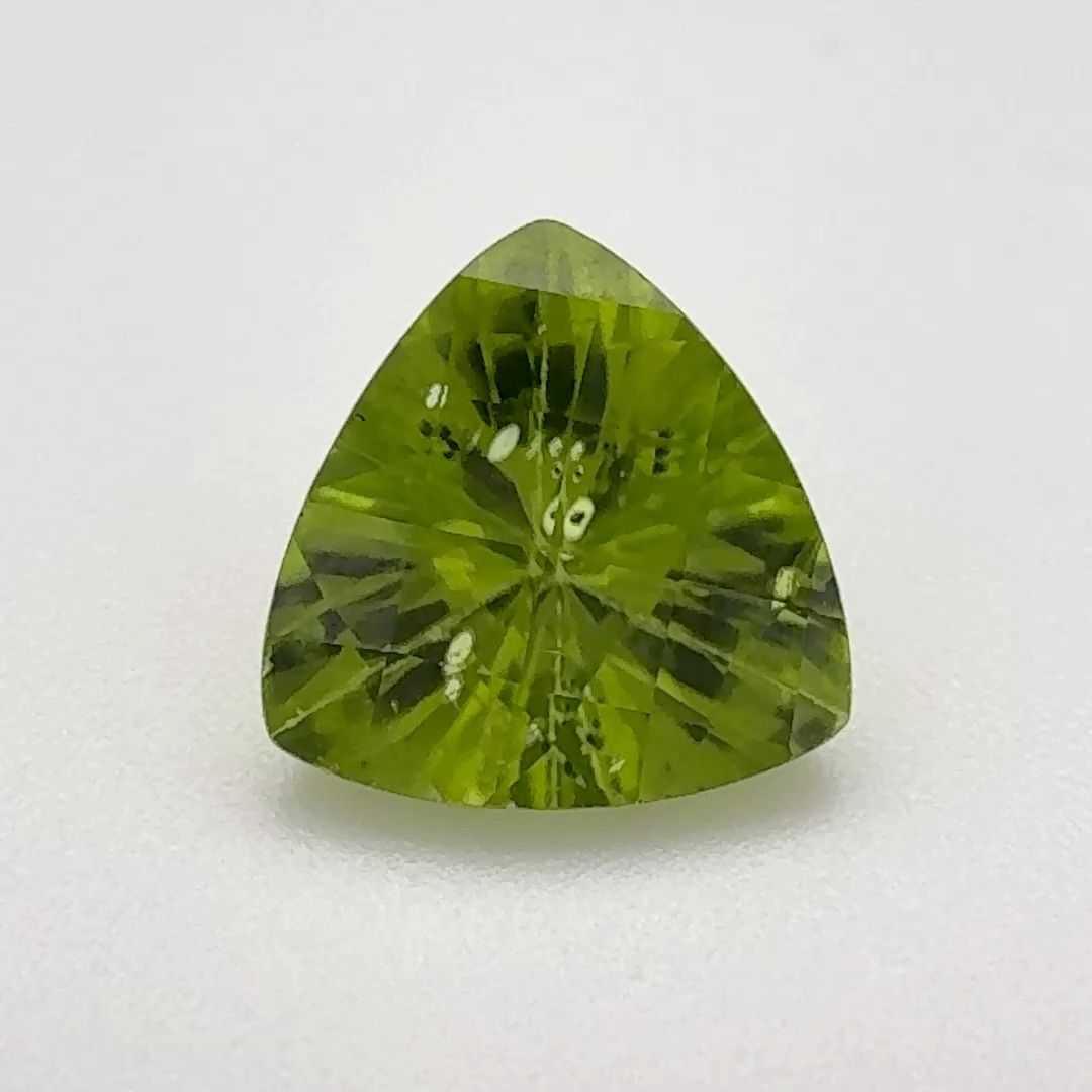 Perydot 2,74 ct, zielony, szlif trilliant