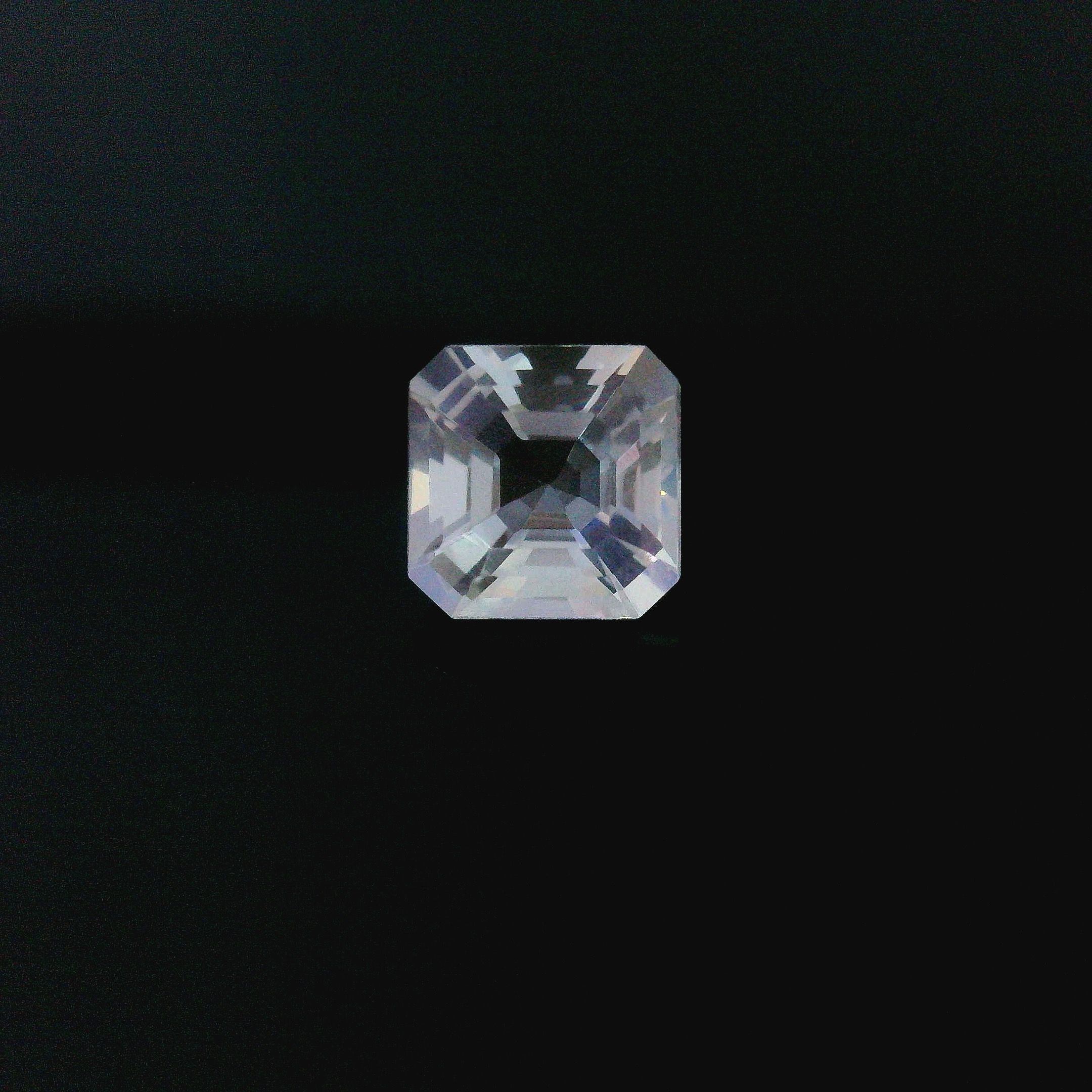 Kamień księżycowy 1,04 ct, biały, szlif ośmiokątny