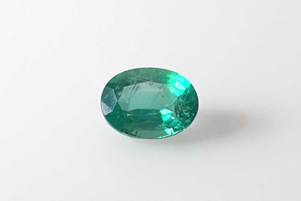 Szmaragd 1,35 ct, zielony, szlif owalny
