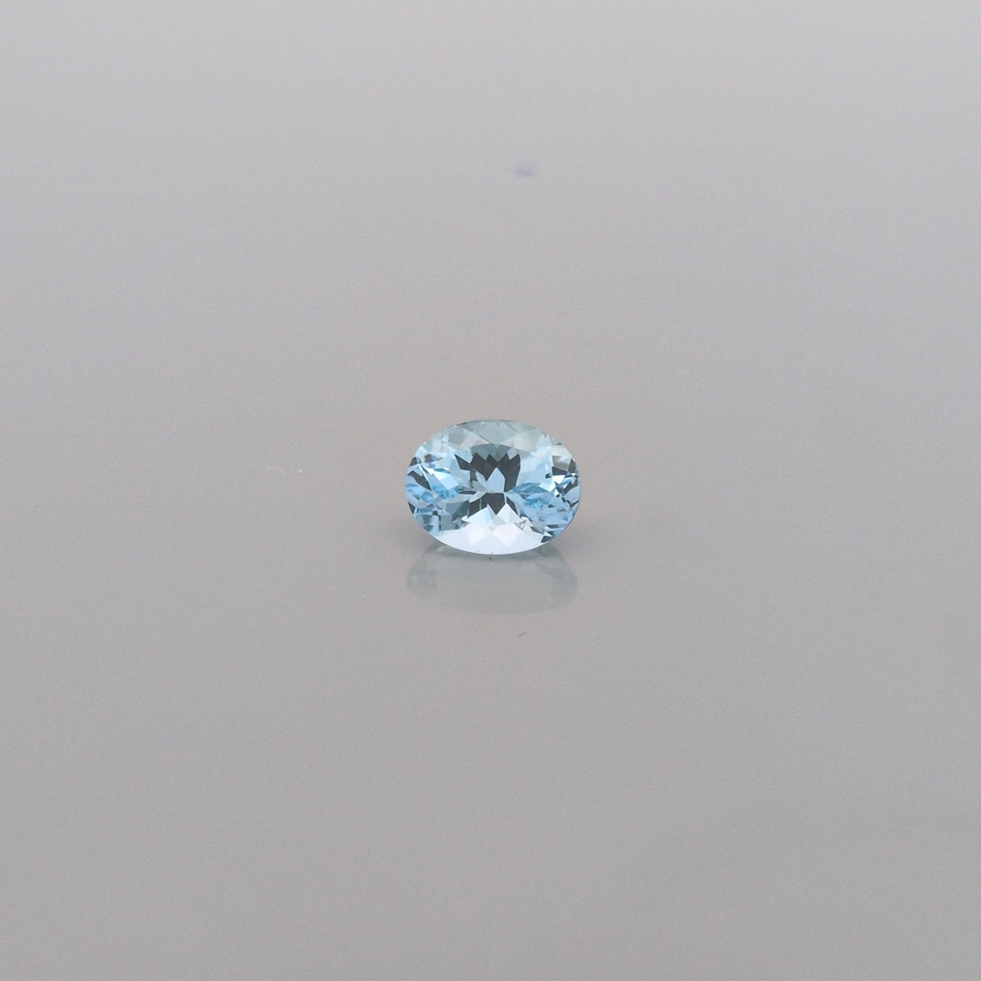 Akwamaryn 1,87 ct, niebieski, szlif owalny