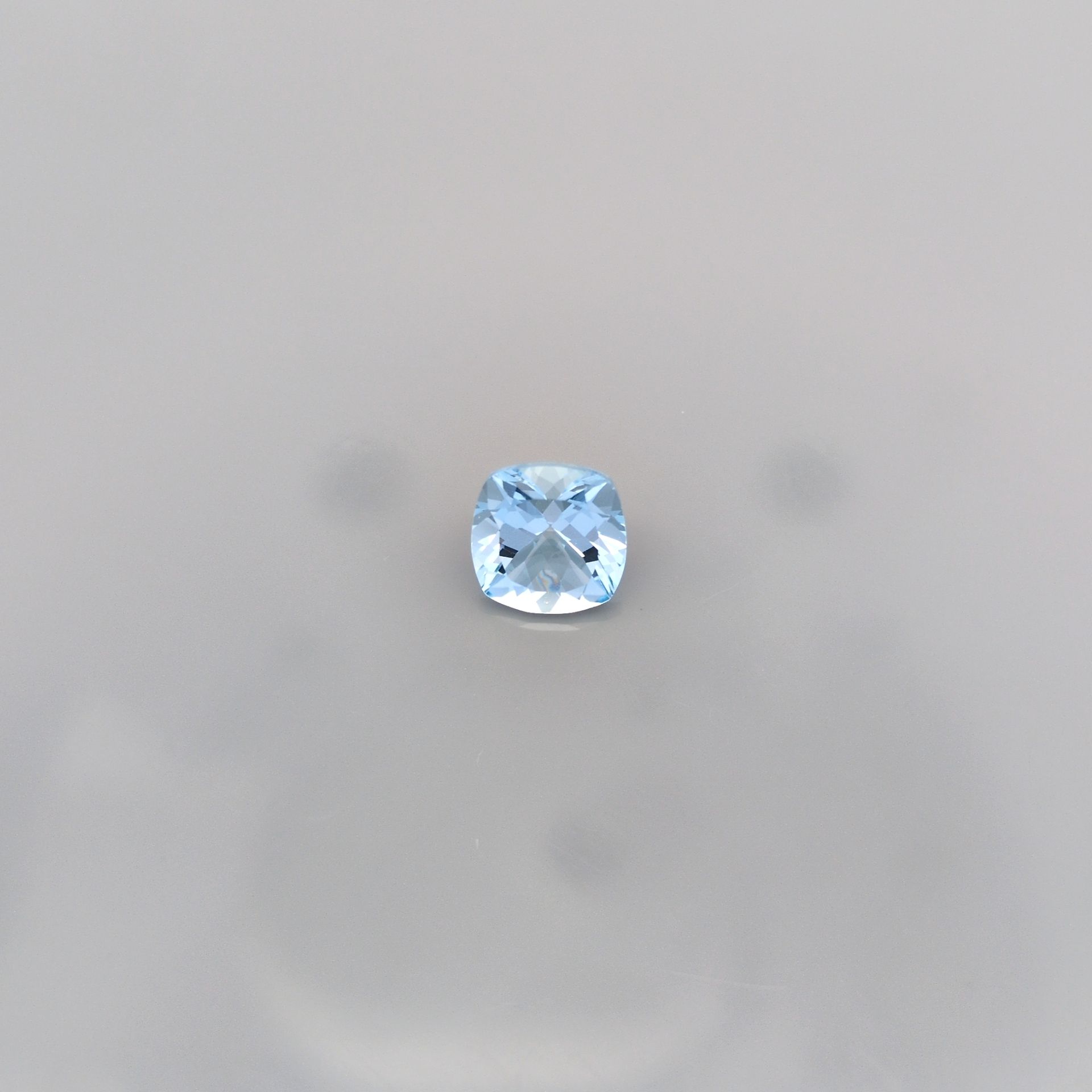 Akwamaryn 1,57 ct, niebieski, szlif cushion