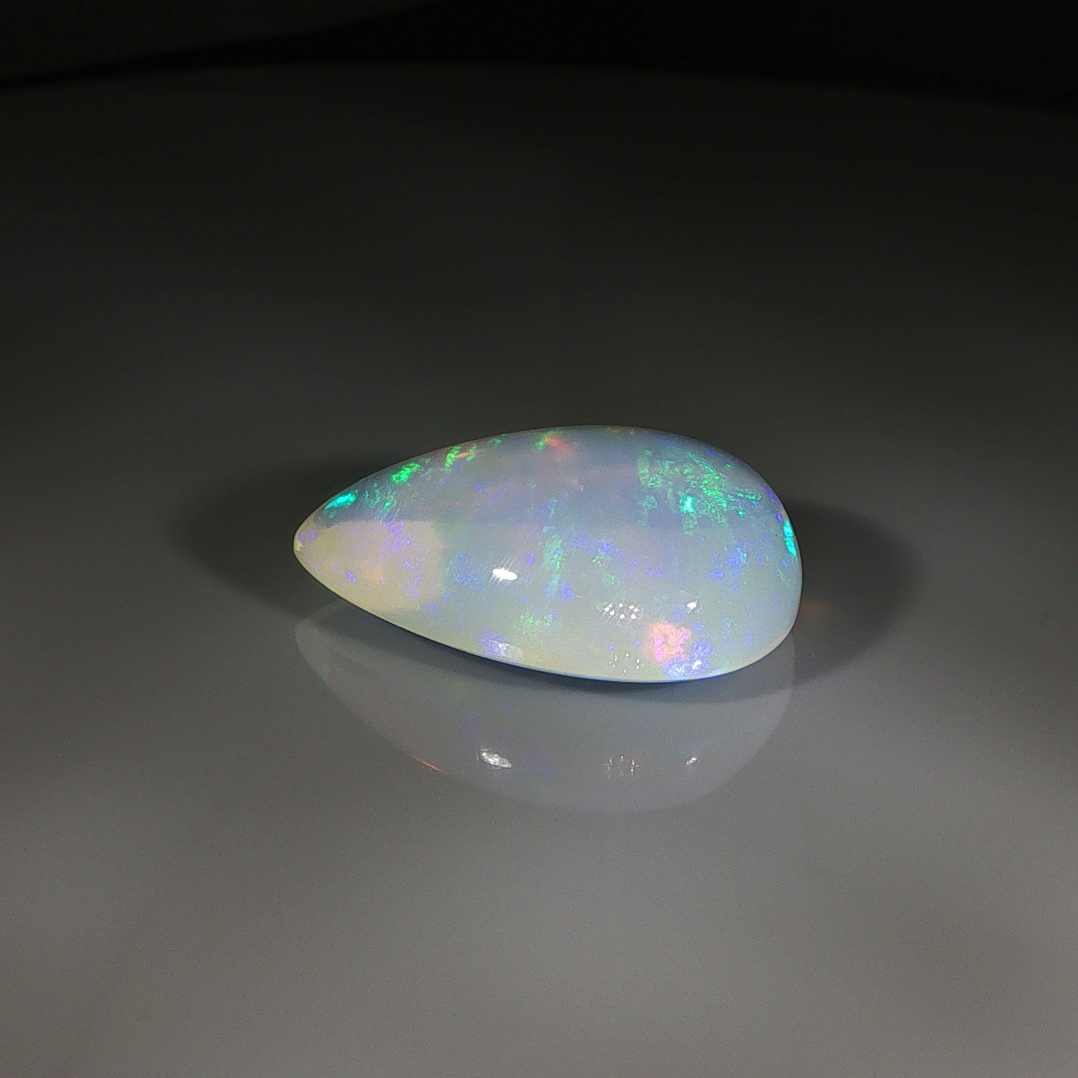 Opal 17,91 ct, biały, kaboszon