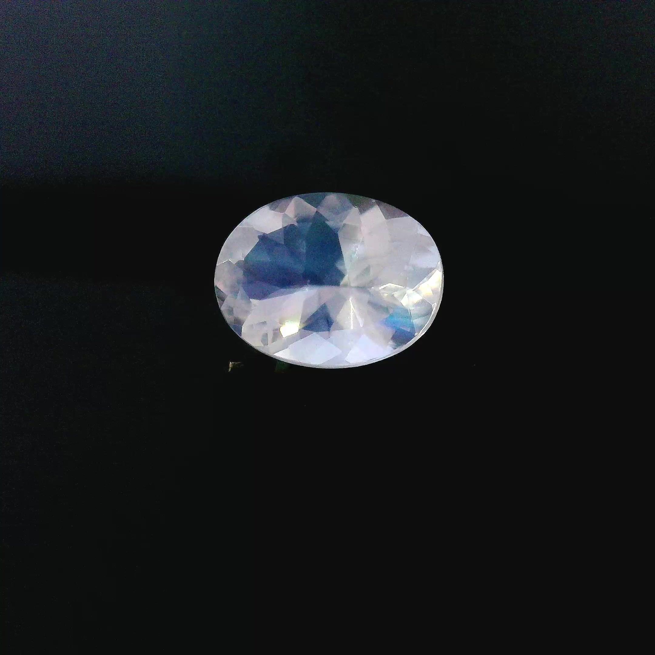 Kamień księżycowy 1,34 ct, biały, szlif owalny