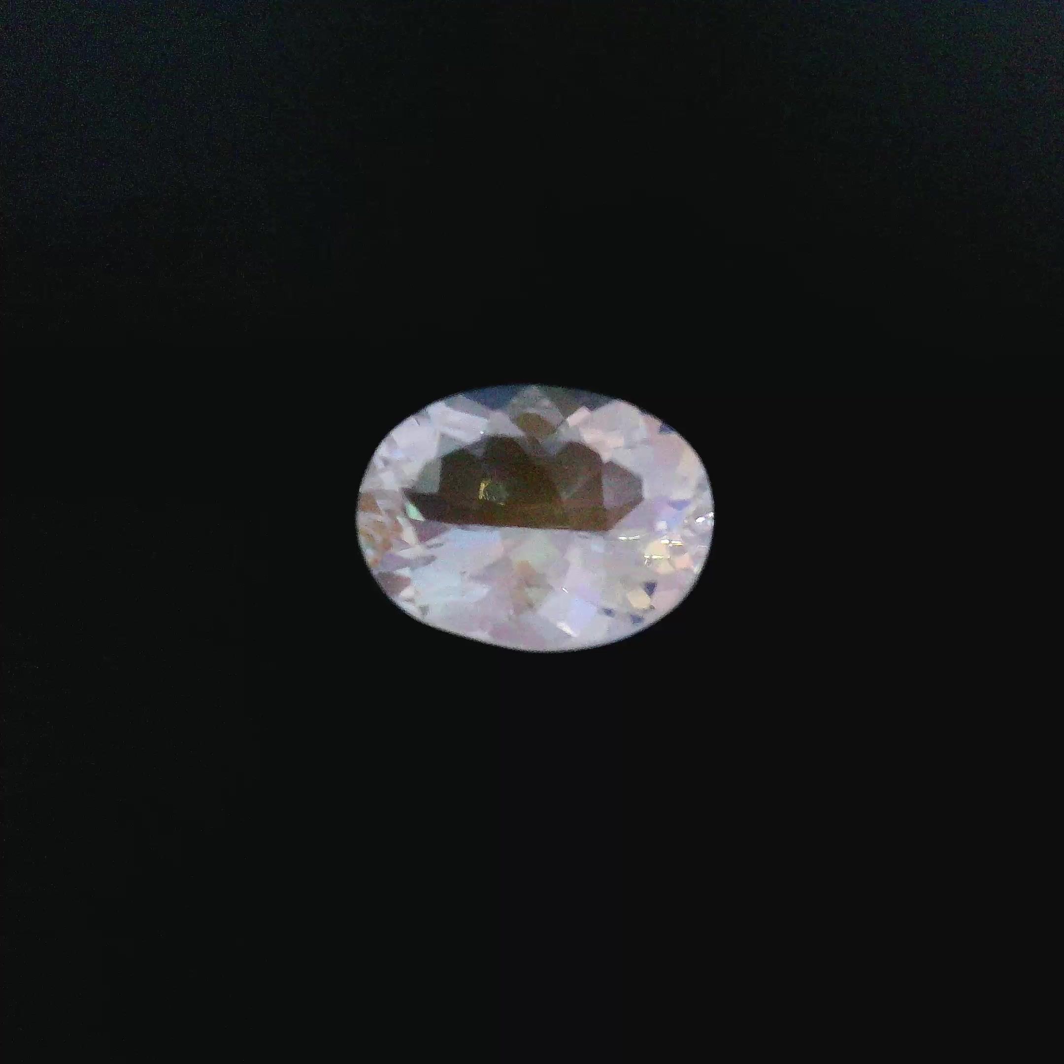 Kamień księżycowy 1,43 ct, biały, szlif owalny