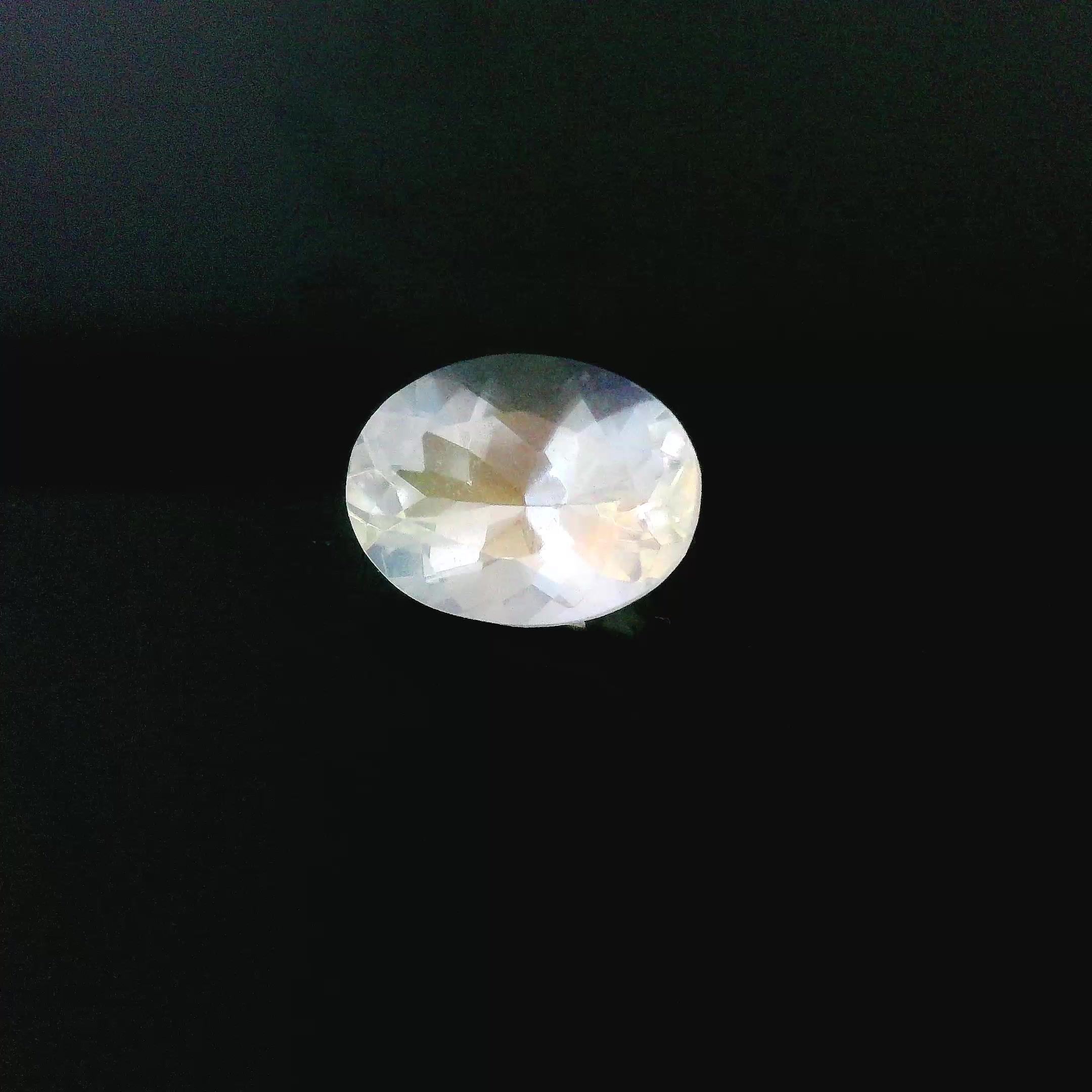Kamień księżycowy 1,15 ct, biały, szlif owalny