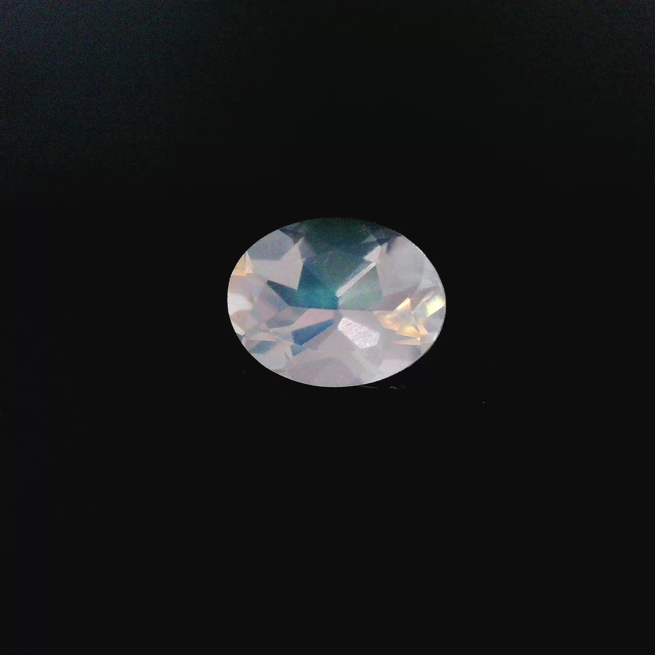 Kamień księżycowy 1,24 ct, biały, szlif owalny