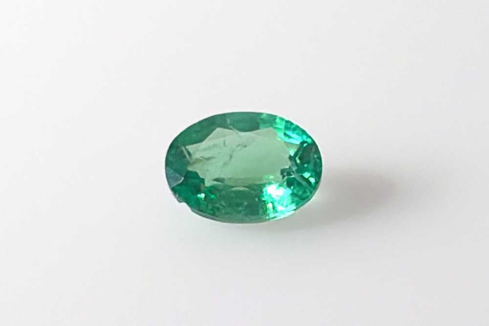 Szmaragd 1,06 ct, zielony, szlif owalny