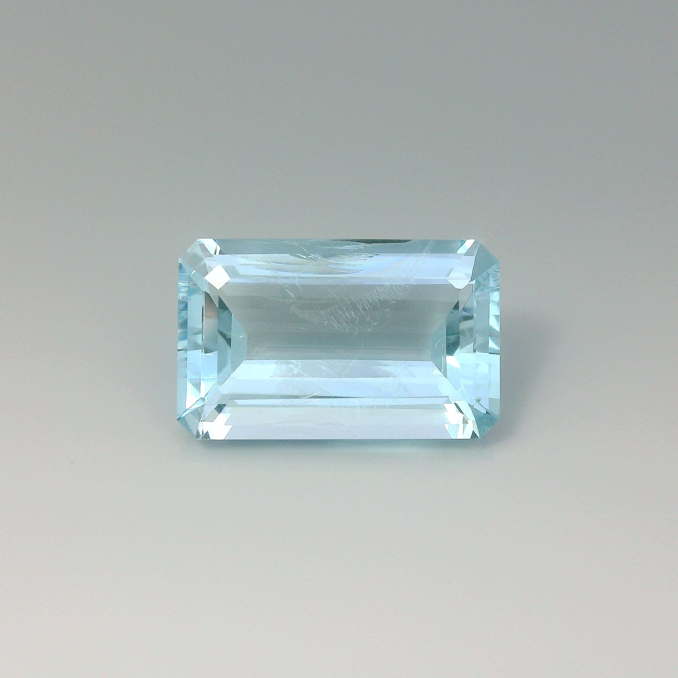 Akwamaryn 13,74 ct, niebieski, szlif gruszka