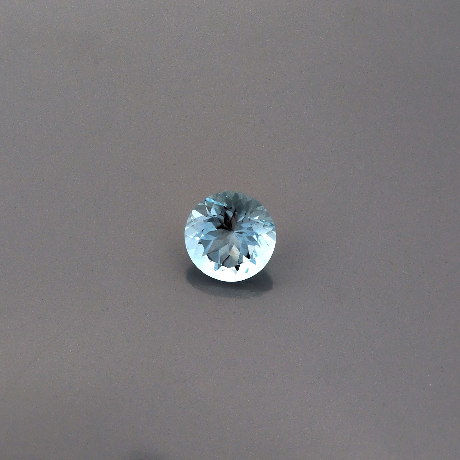 Akwamaryn 2,93 ct, niebieski, szlif okrągły