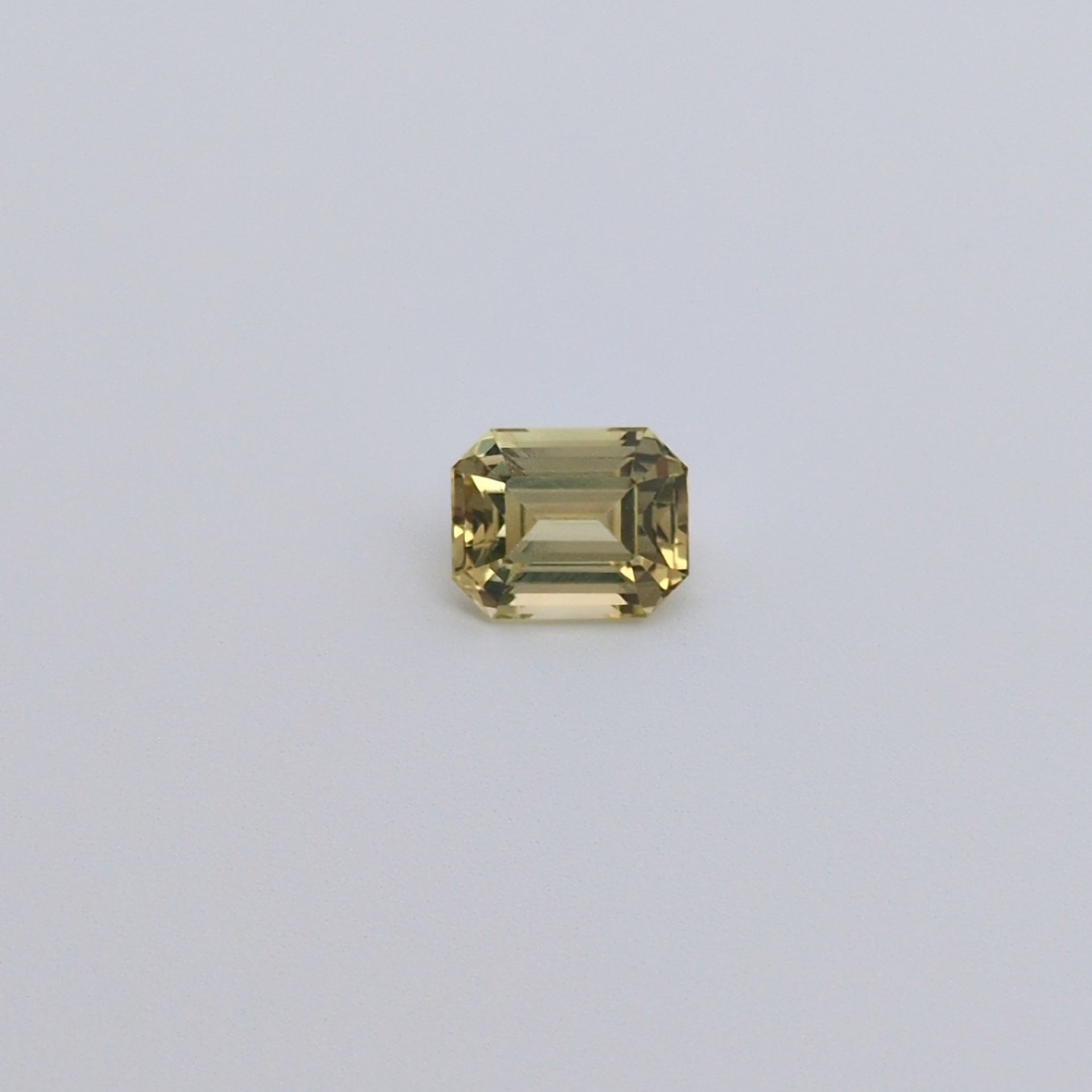 Chryzoberyl 1,77 ct, zielony, szlif ośmiokątny