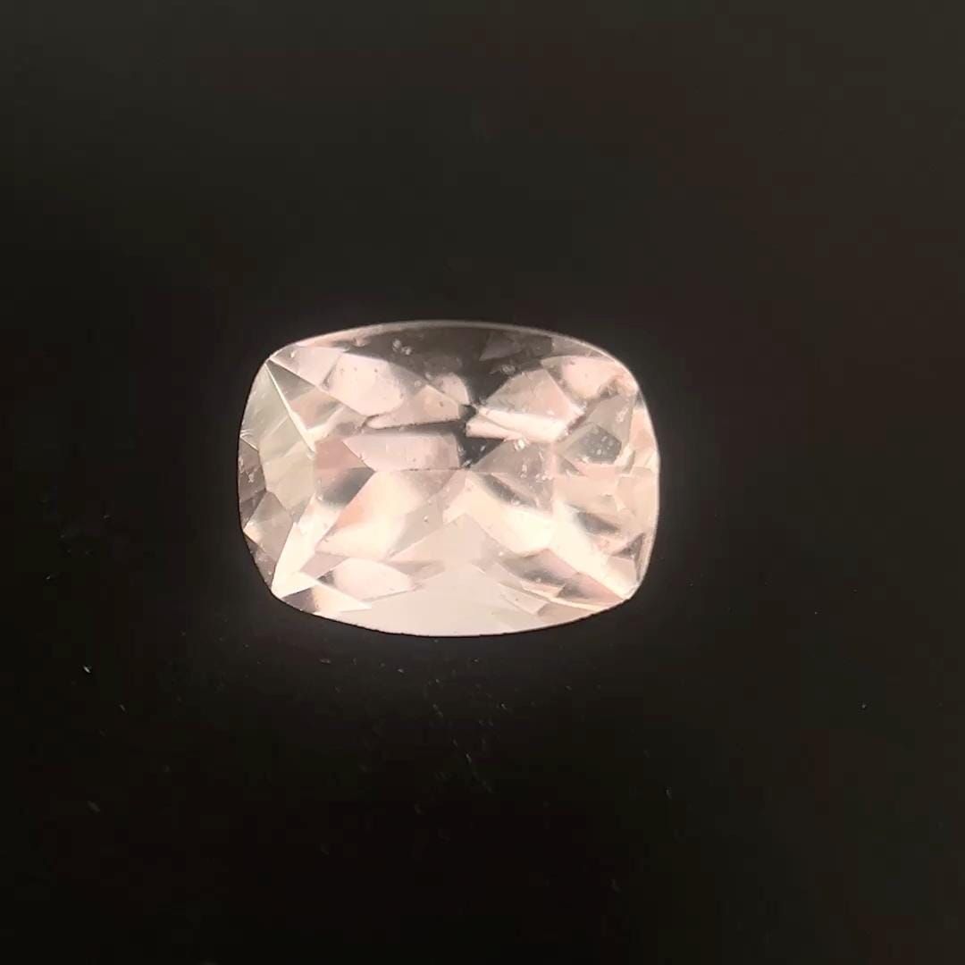 Morganit 1,31 ct, różowy, szlif cushion