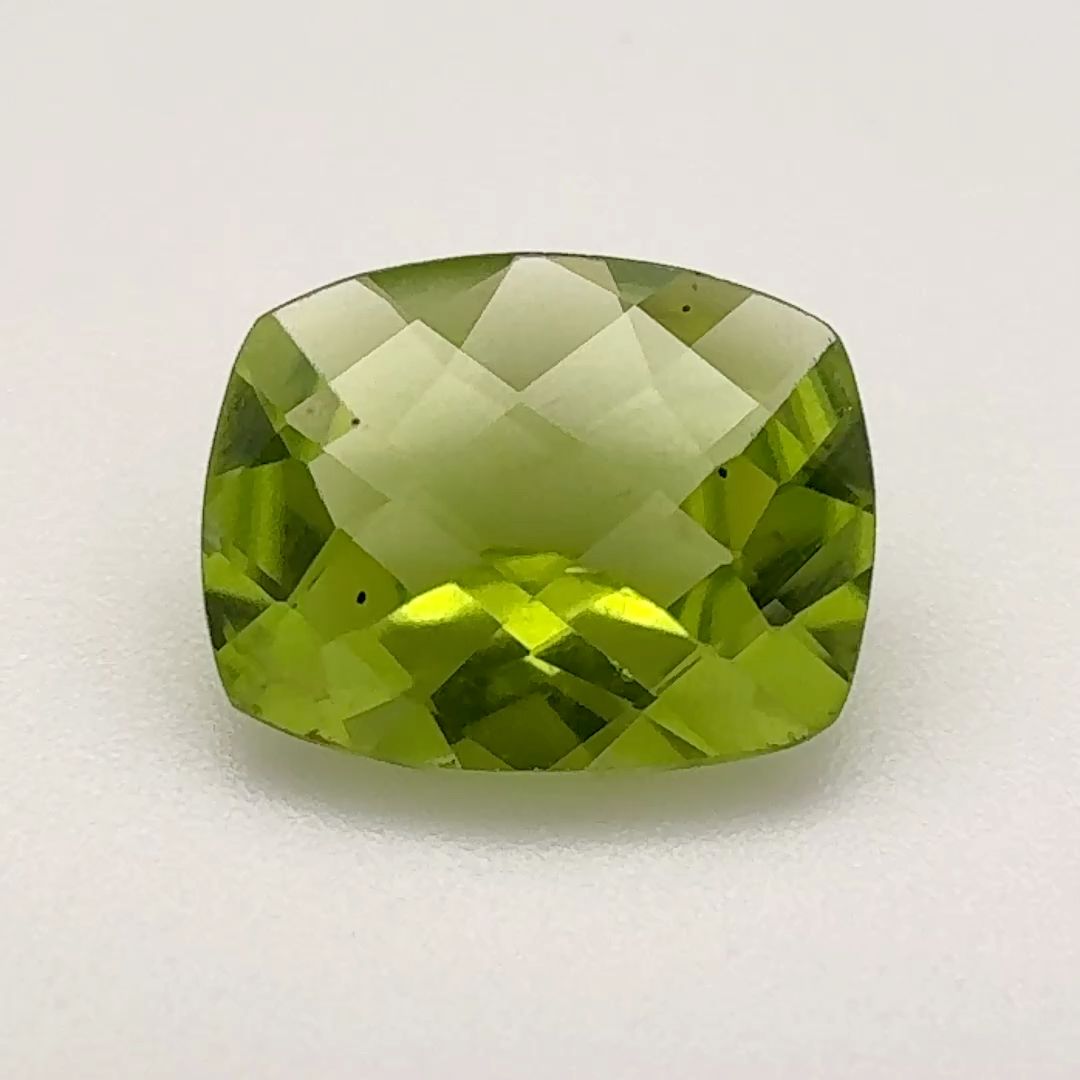 Perydot 3,44 ct, zielony, szlif cushion