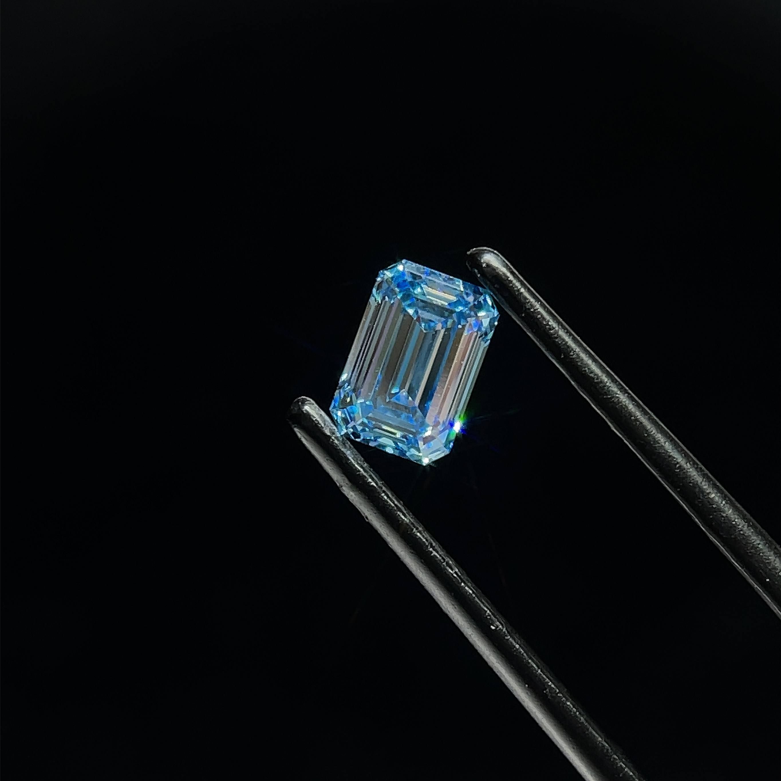 0.77 CT Fancy Vivid Blue EMERALD