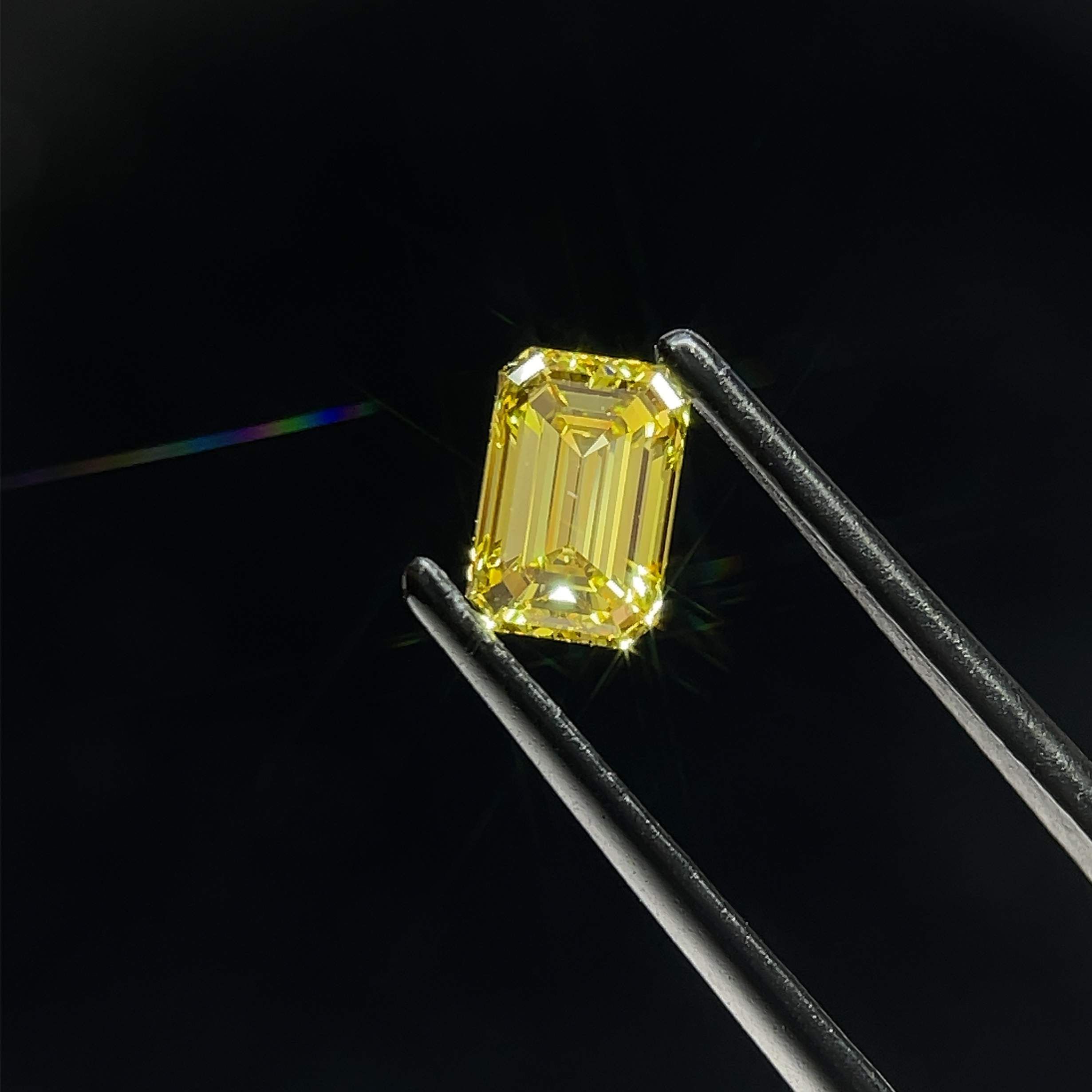 0.95 CT Fancy Yellow EMERALD