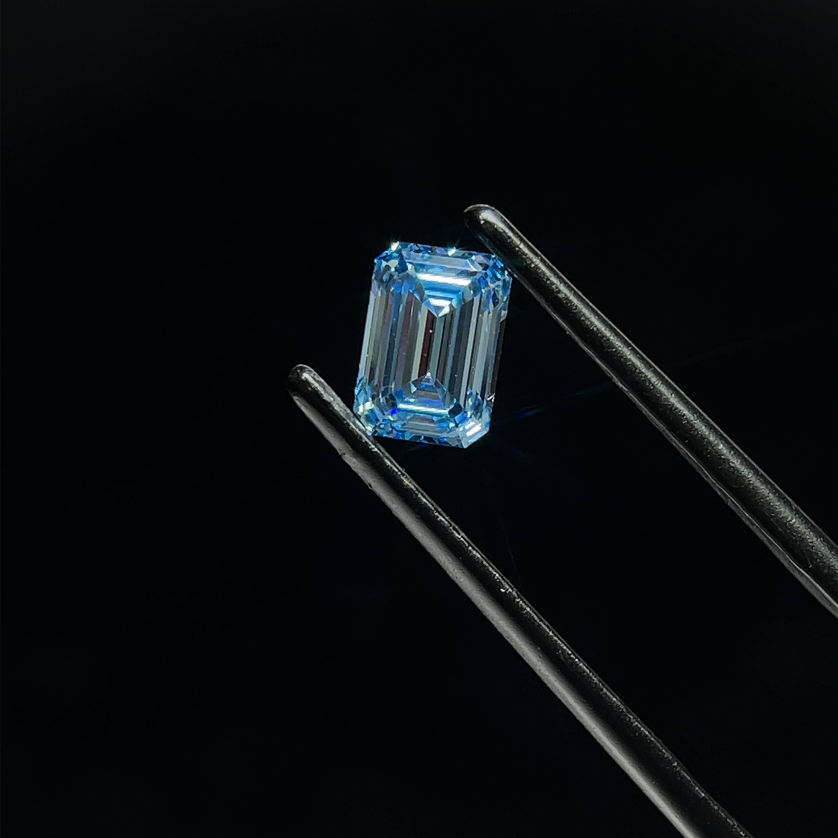 0.87 CT Fancy Vivid Blue EMERALD