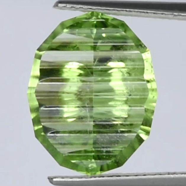 PERIDOT FACETED 11.4ct GREEN Ligh Yellowish Green SI PAKISTAN NONE