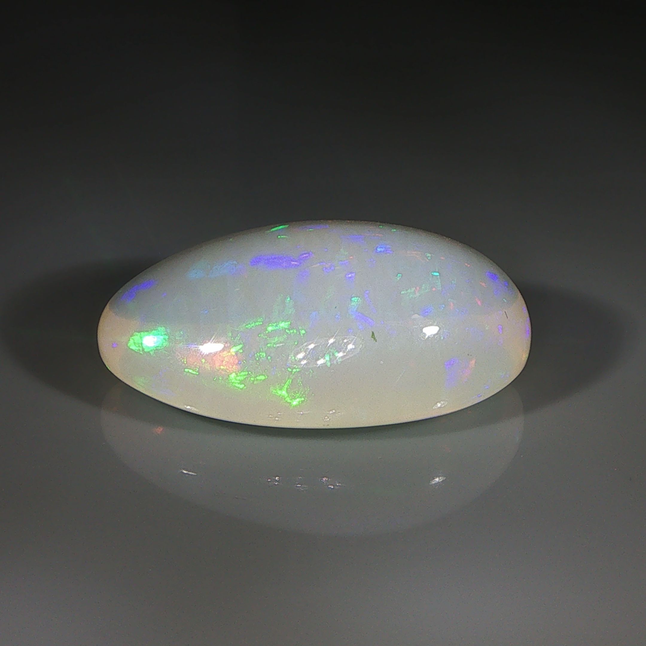 Opal 21,25 ct, biały, kaboszon