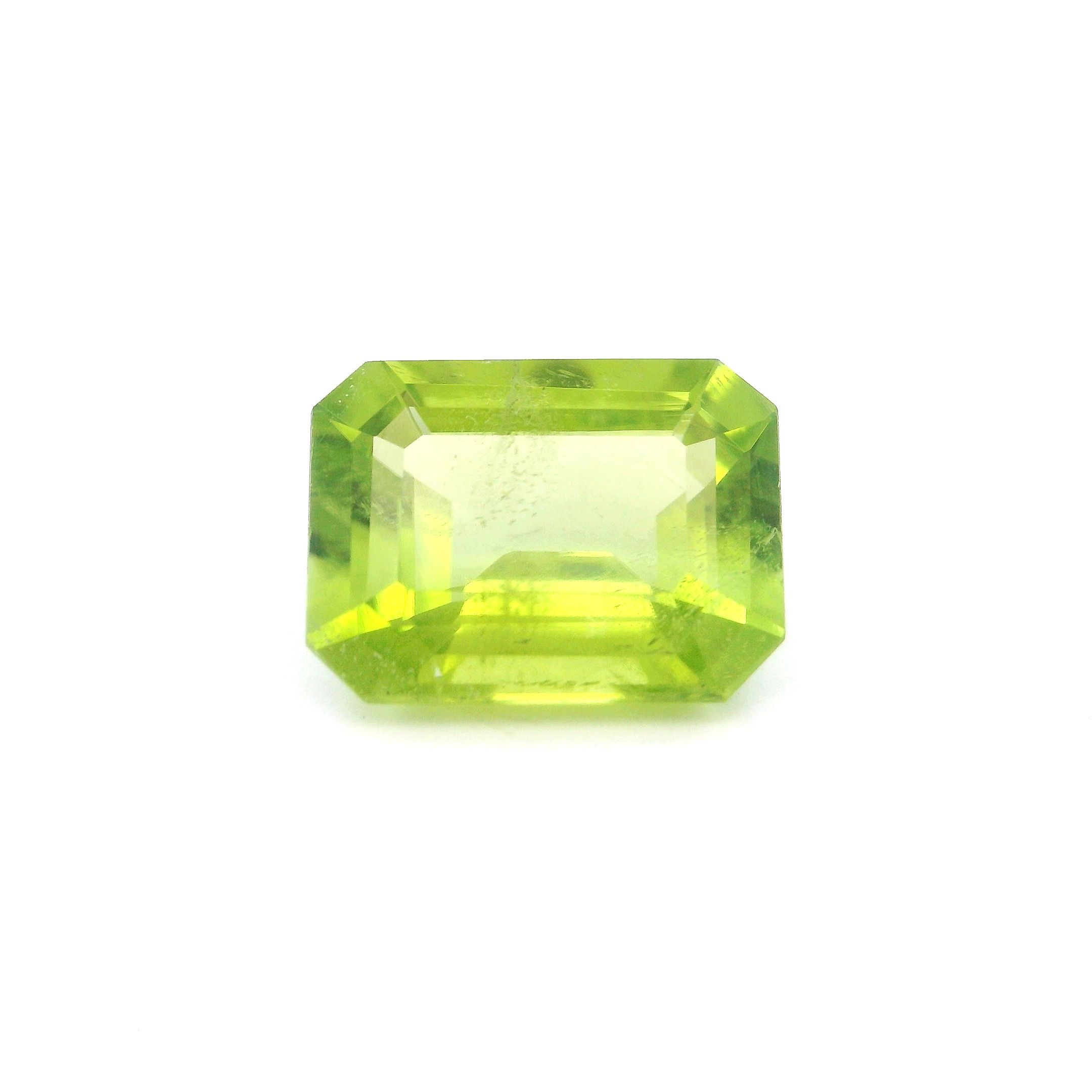 Perydot 2,56 ct, zielony, szlif ośmiokątny