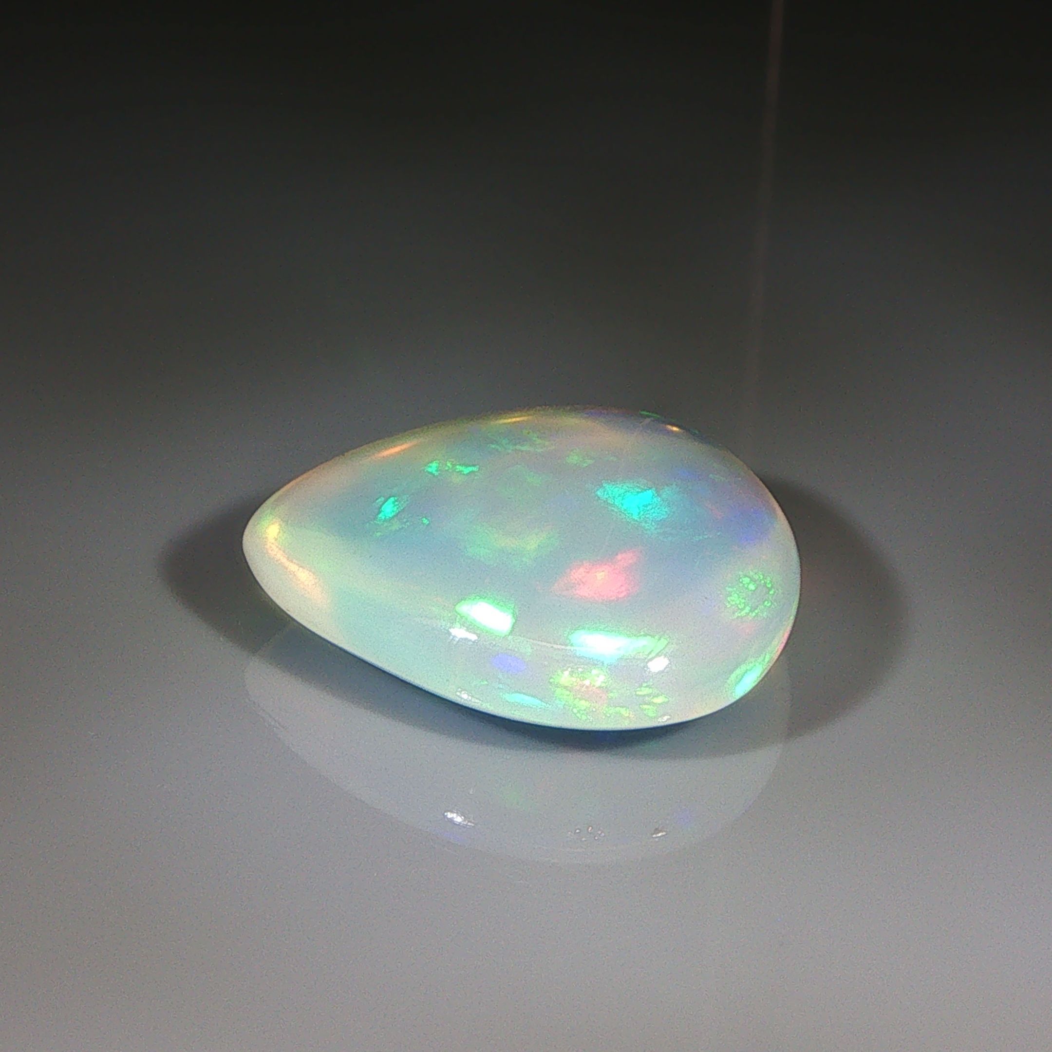 Opal 15,84 ct, biały, kaboszon
