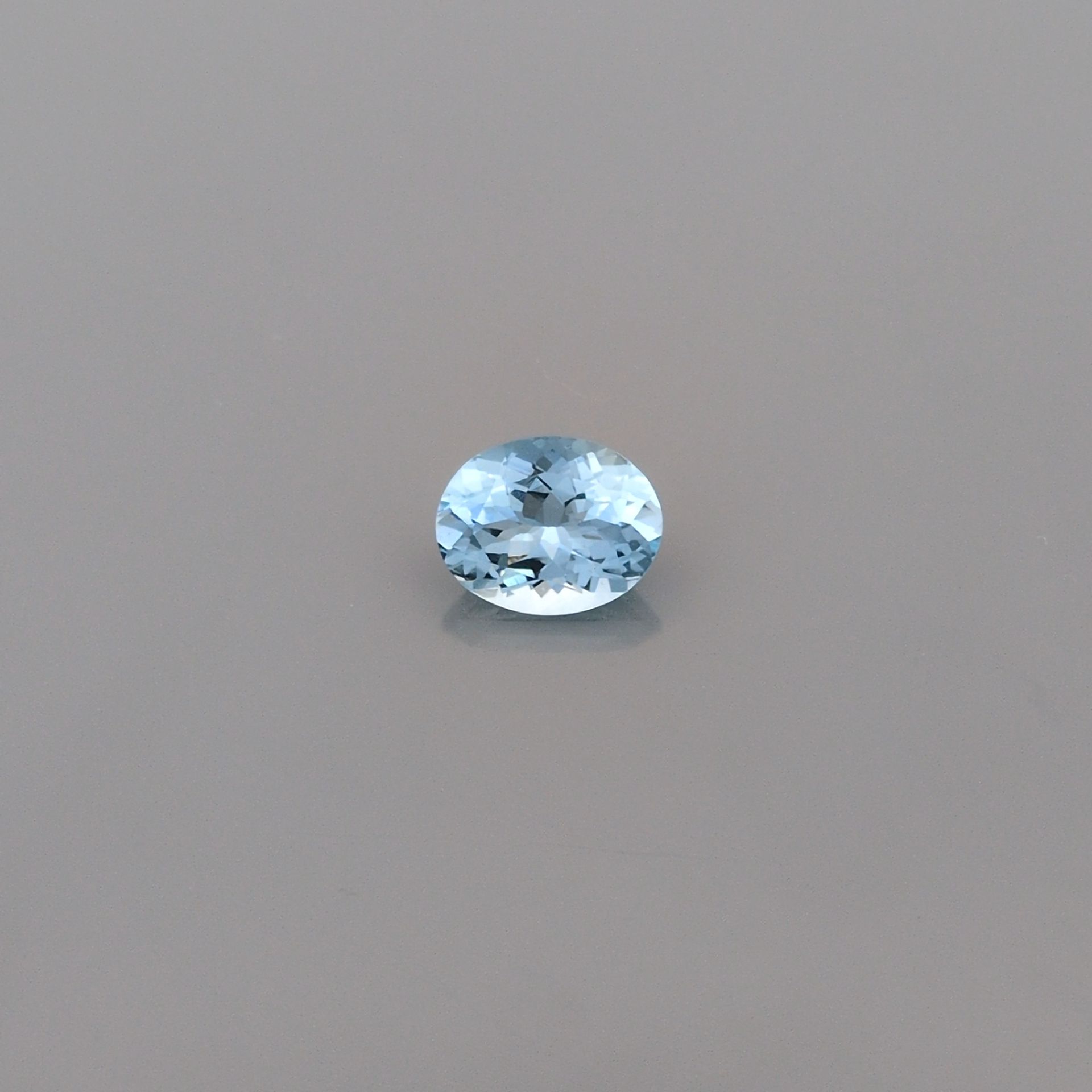 Akwamaryn 1,76 ct, niebieski, szlif owalny